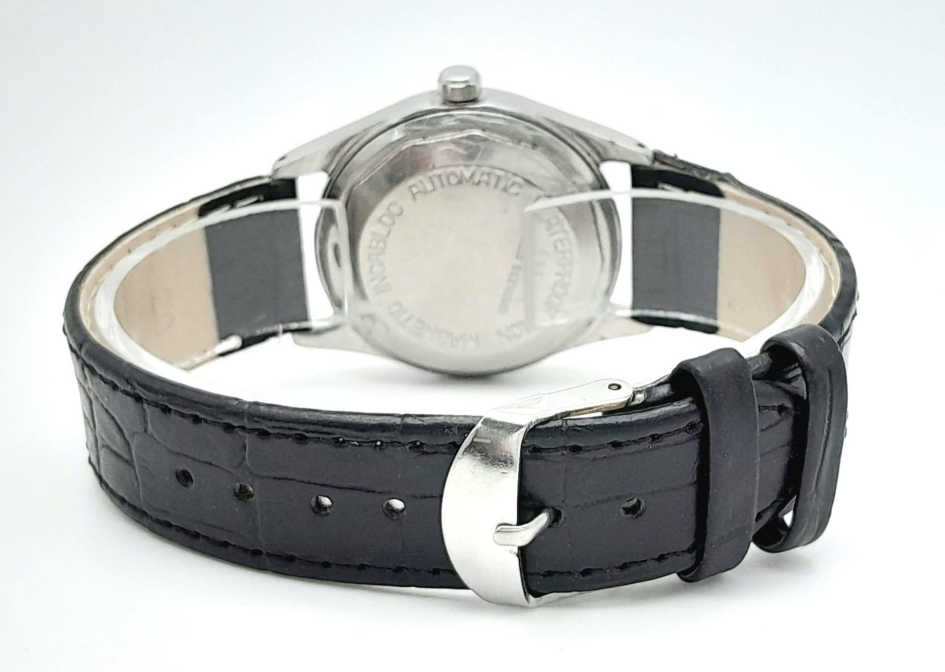 A Vintage Genicko Gents Mechanical Watch. Black leather strap. Stainless steel case - 36mm. Black - Image 6 of 11