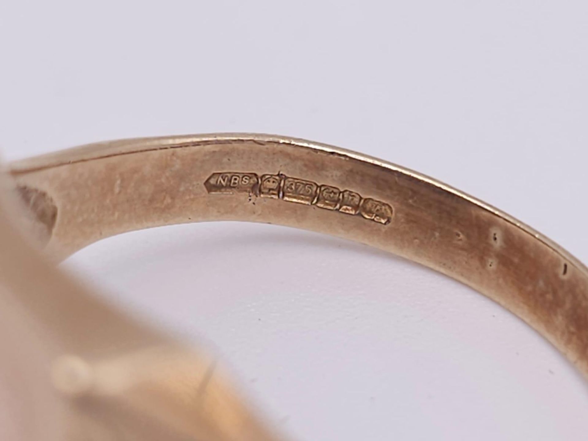 A GENTS 9K GOLD SIGNET RING WITH A HIDDEN MASONIC SYMBOL ON THE REVERSE, ENGRAVED PATTERN - Bild 4 aus 6