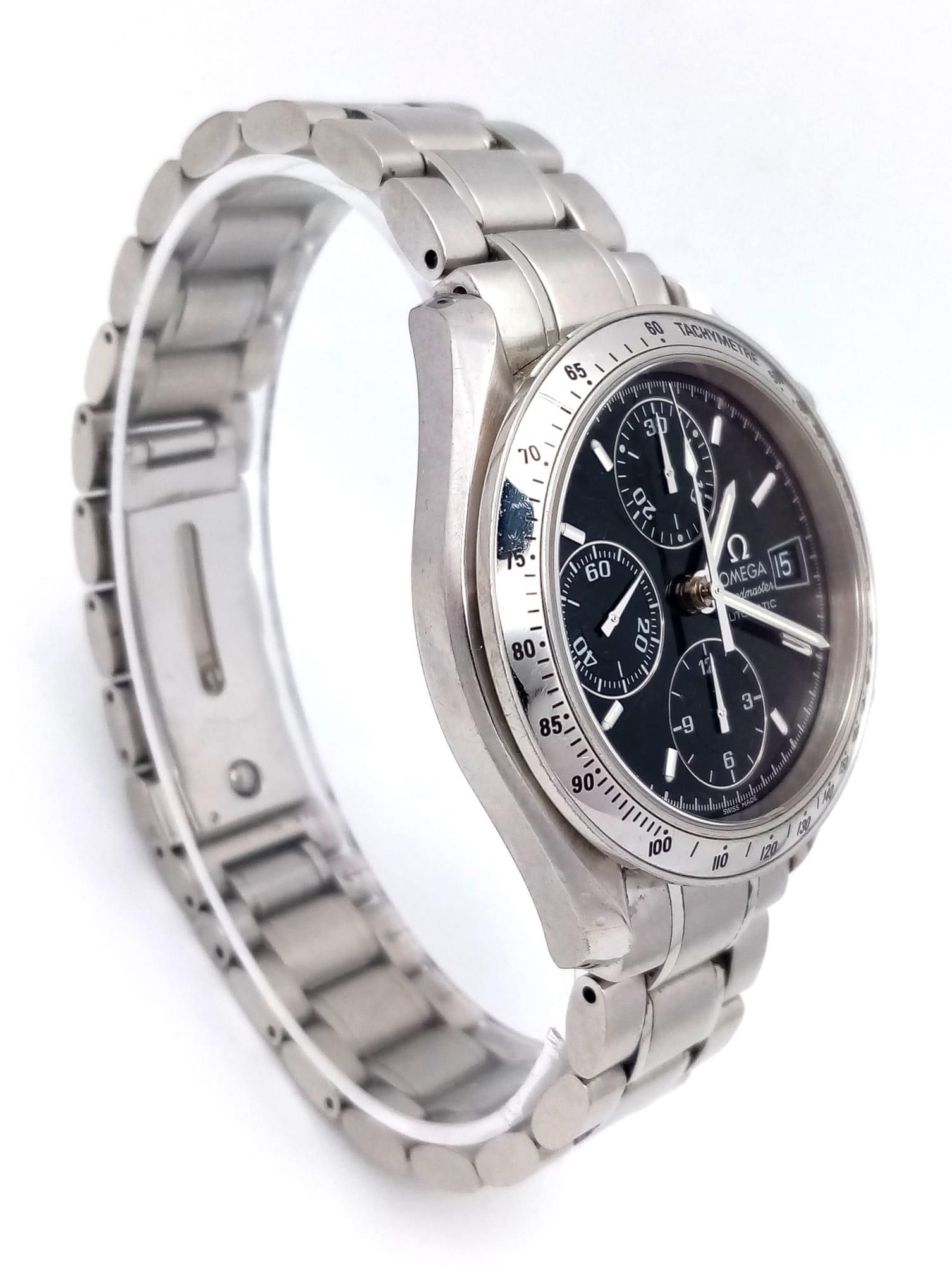 AN OMEGA "SPEEDMASTER" AUTOMATIC WATCH WITH 3 SUBDIALS , DATE BOX AND BLACK DIAL ALL SET IN - Image 4 of 9