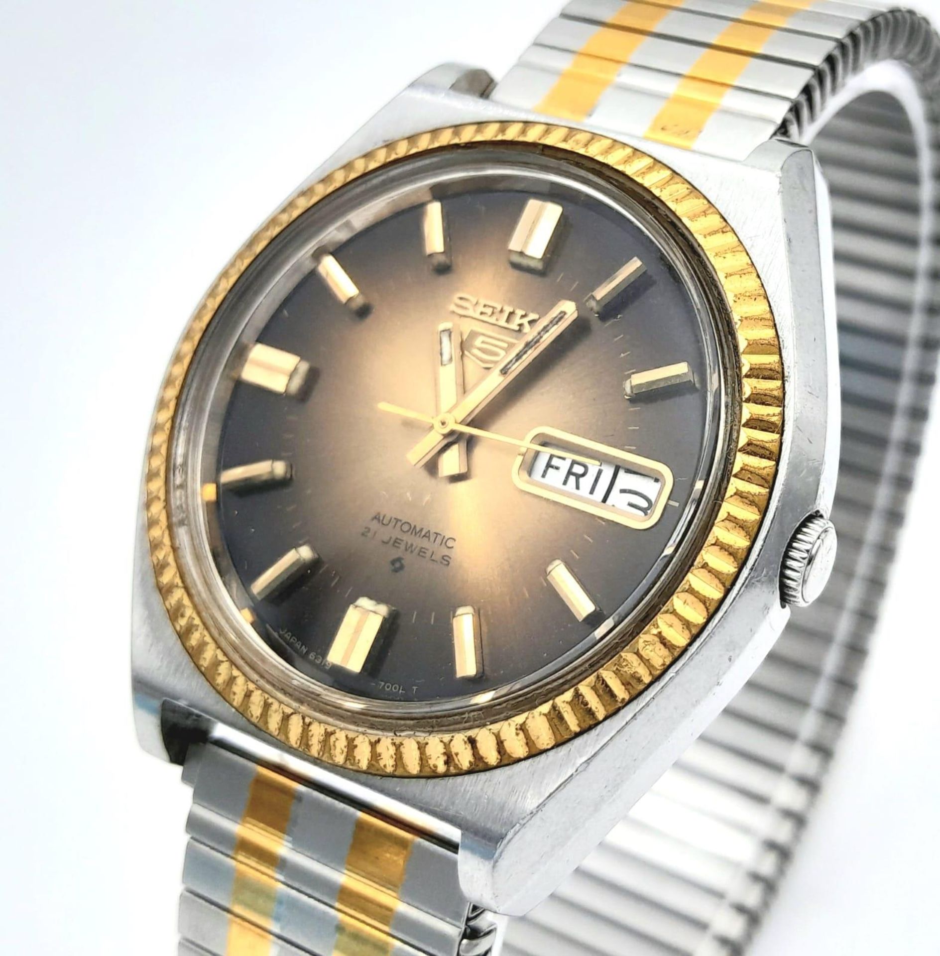 A Vintage Seiko 5 Automatic Gents Watch. Two tone stainless steel bracelet and case - 37mm. Metallic - Image 2 of 5