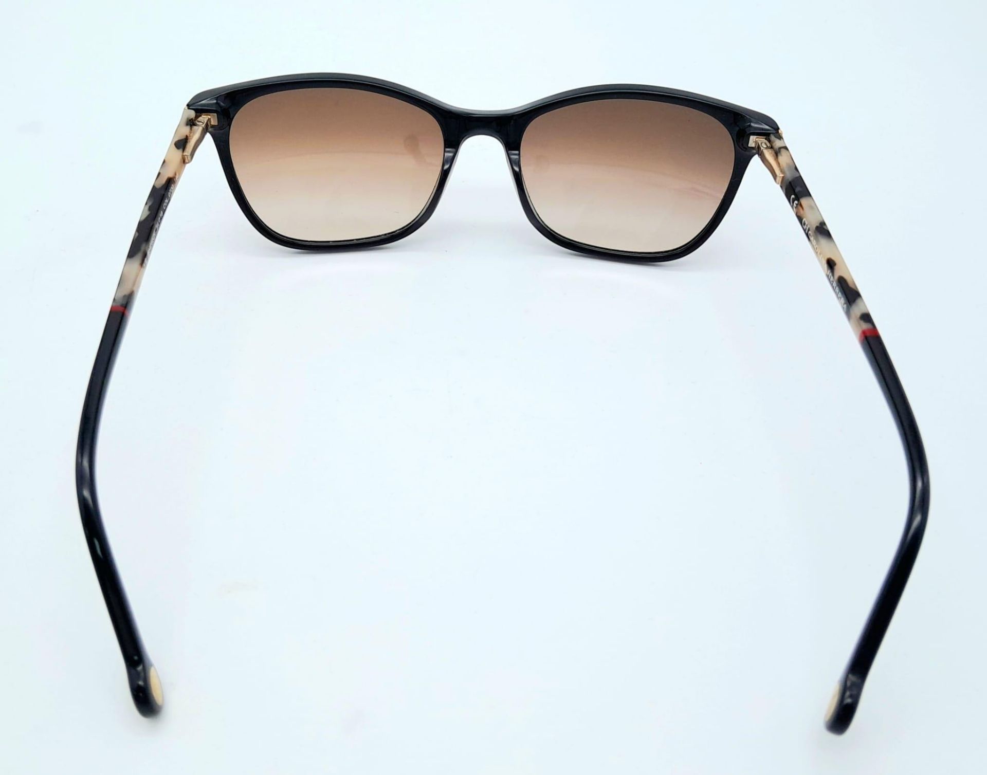 A Pair of Designer Carolina Herrera Sunglasses. Good condition. - Image 3 of 6