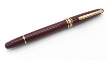 A MONT BLANC MEISTERSTUCK CLASSIC BORDEAUX COLOUR FOUNTAIN PEN, WITH 14K YELLOW GOLD PEN NIB, IN