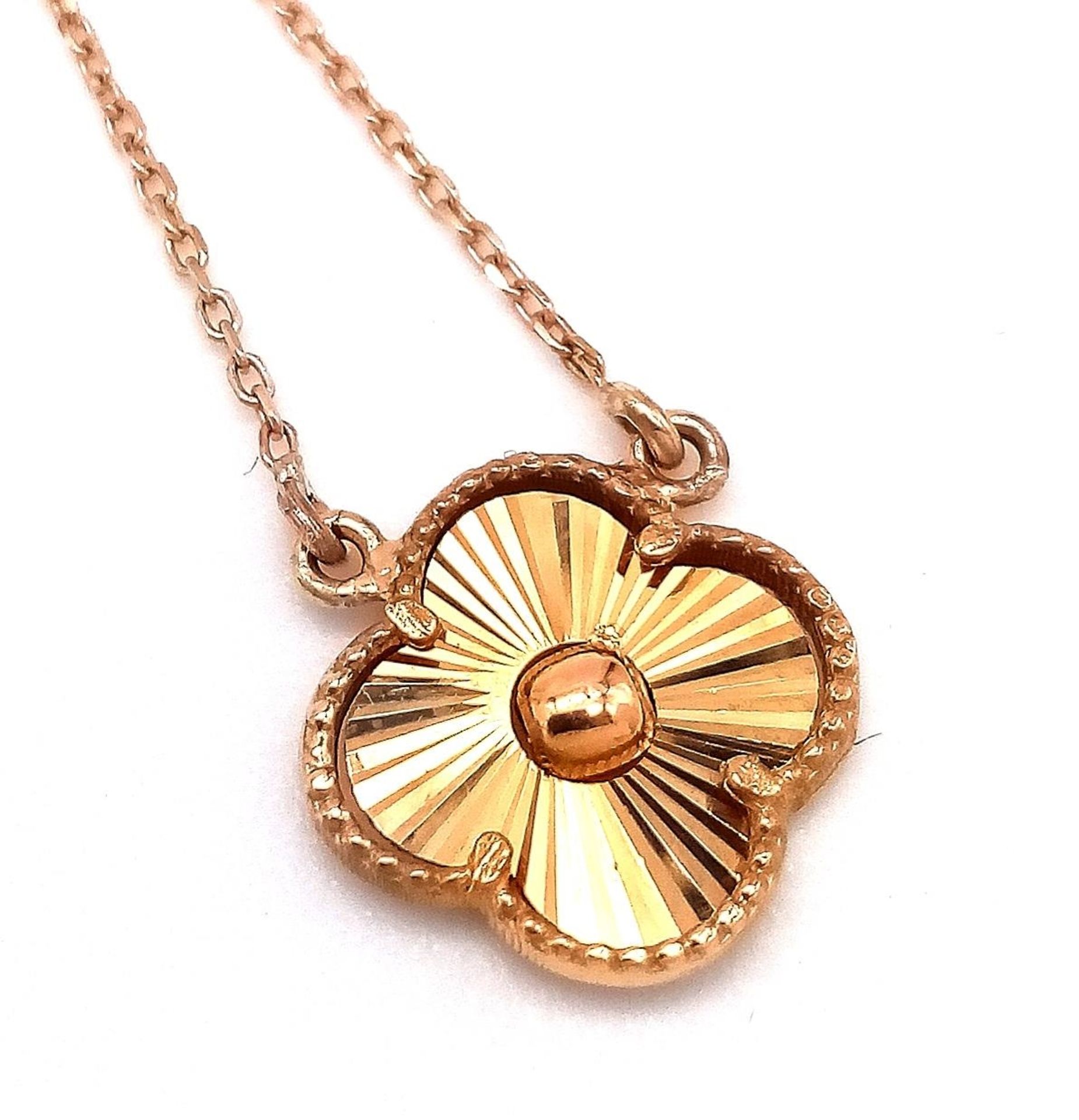 An 18K Yellow Gold Lucky Clover Pendant on an 18K Yellow Gold Disappearing Necklace. 10mm - pendant. - Image 4 of 6