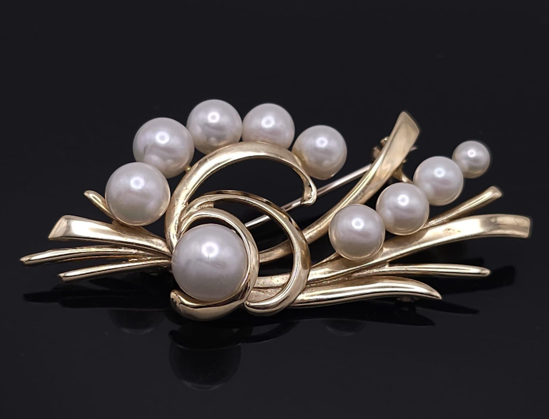 A 9k Yellow Gold and Pearl Decorative Floral Brooch. 5cm. 8g weight