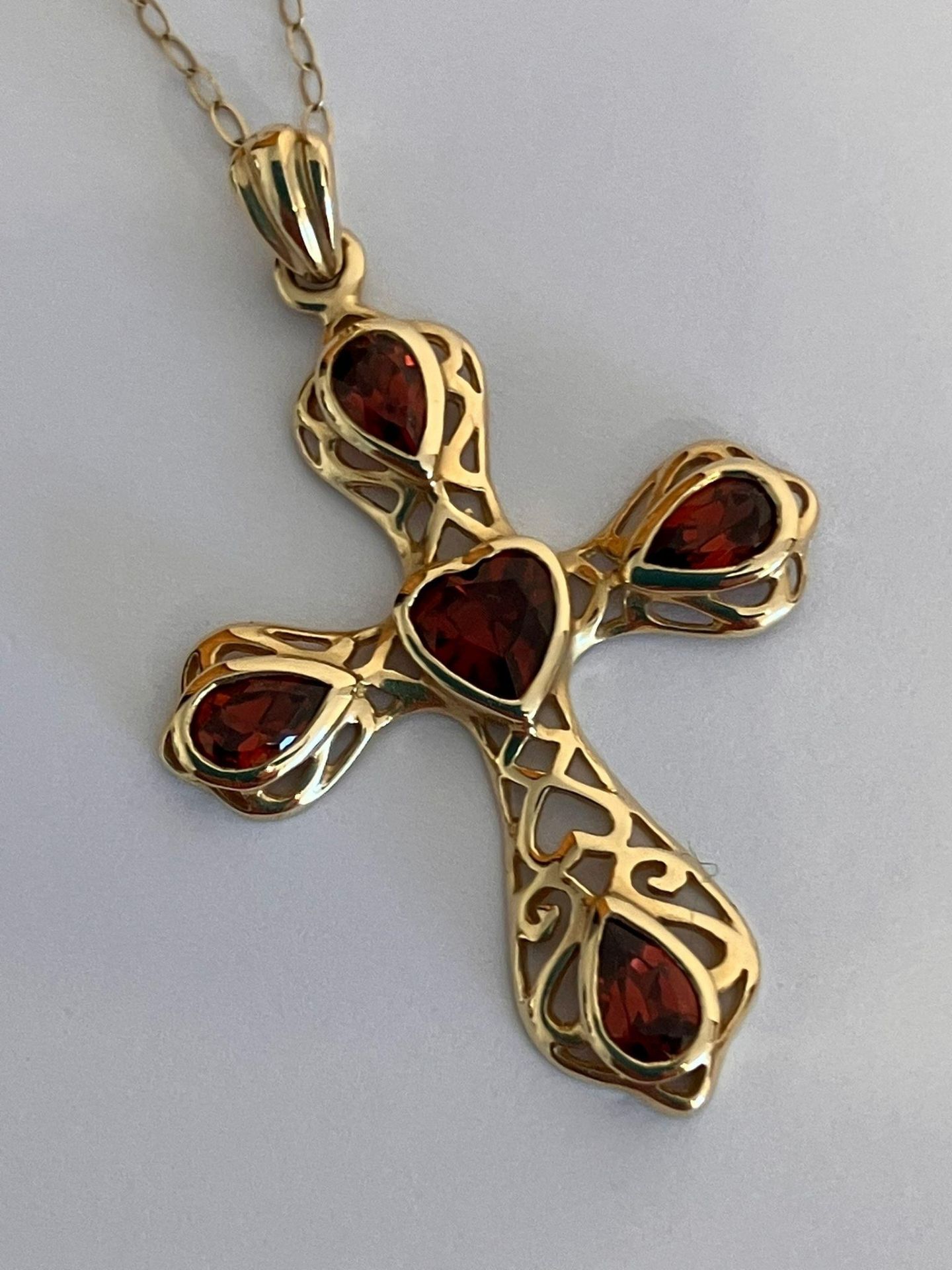 Stunning 9 carat GOLD and GARNET CROSS , mounted on a 9 carat GOLD CHAIN NECKLACE. GOLD CROSS - 3.