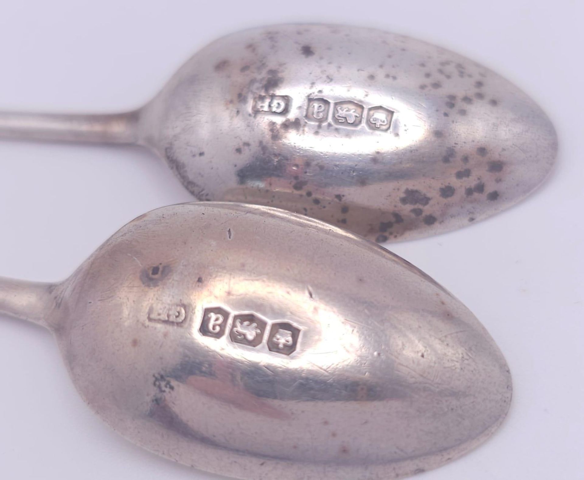 A pair of antique sterling silver tea spoons. Full hallmarks Sheffield, 1918. Total weight 22.7G. - Image 4 of 5