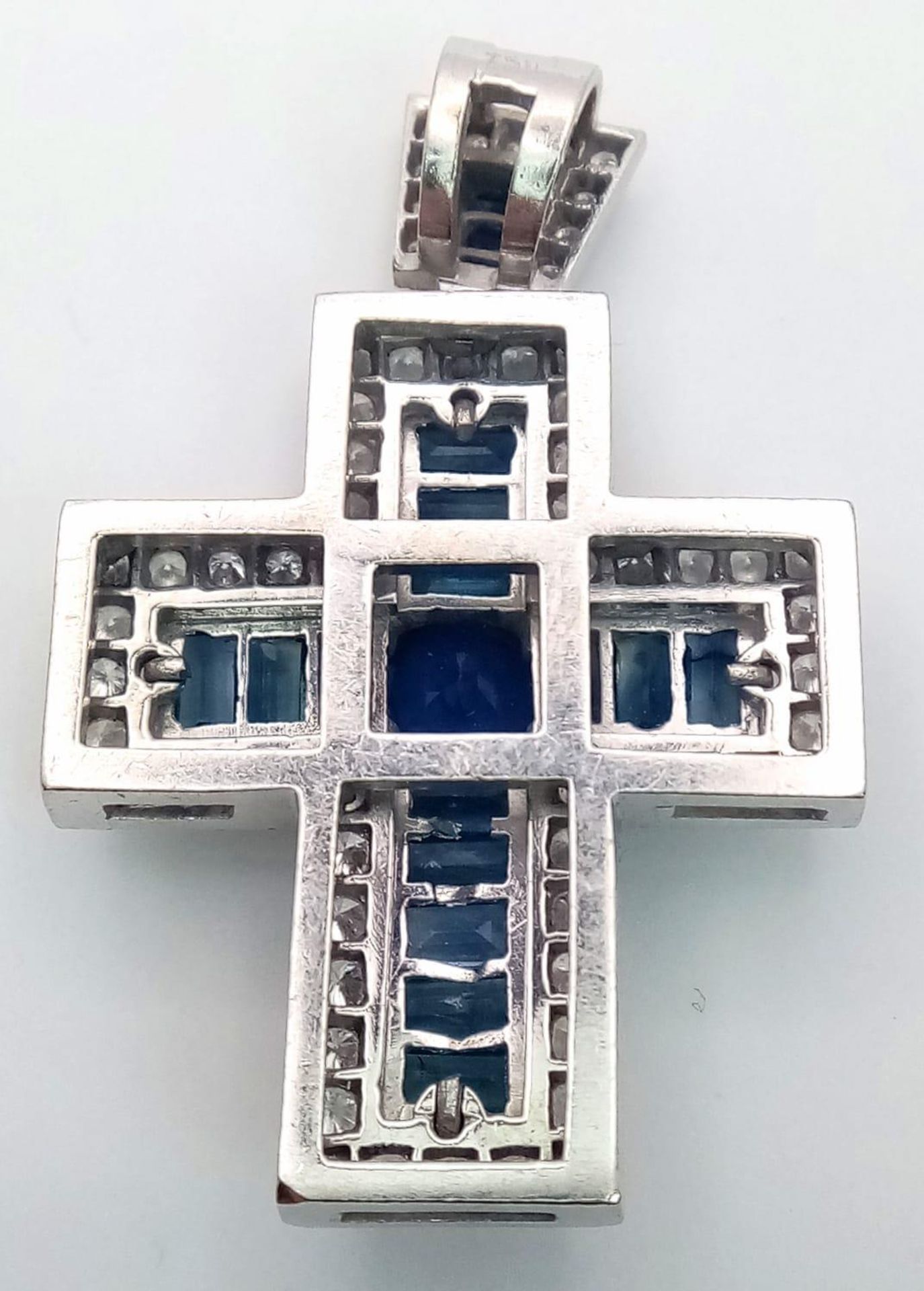 An 18 K white gold cross with blue baguette cut sapphires and round cut cubic zirconia, - Image 3 of 5