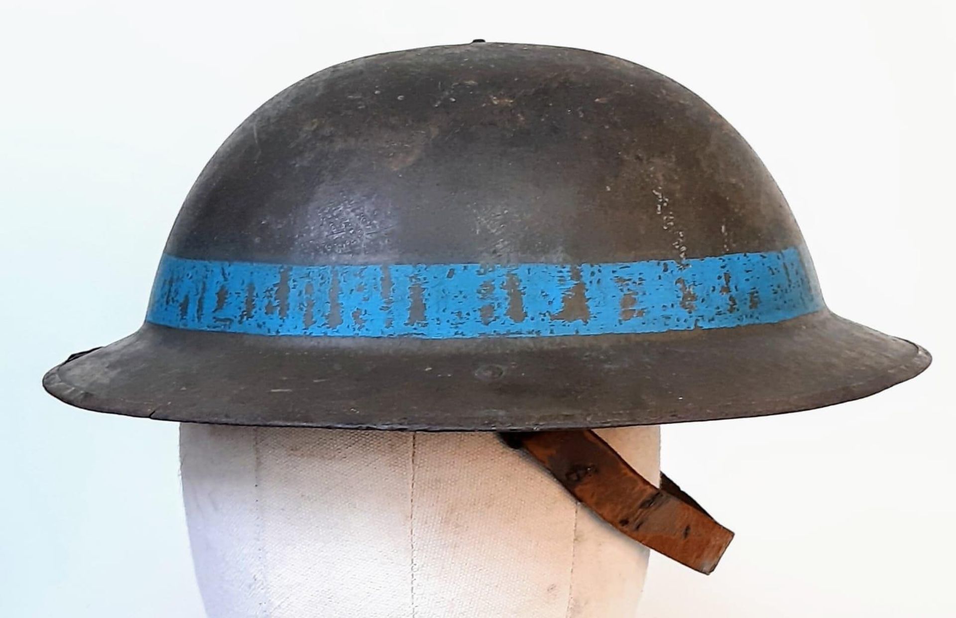 WW1 British Brodie Helmet with Blue Band for the 1st Bn East Yorks circa 1918. Lots of the - Image 4 of 7