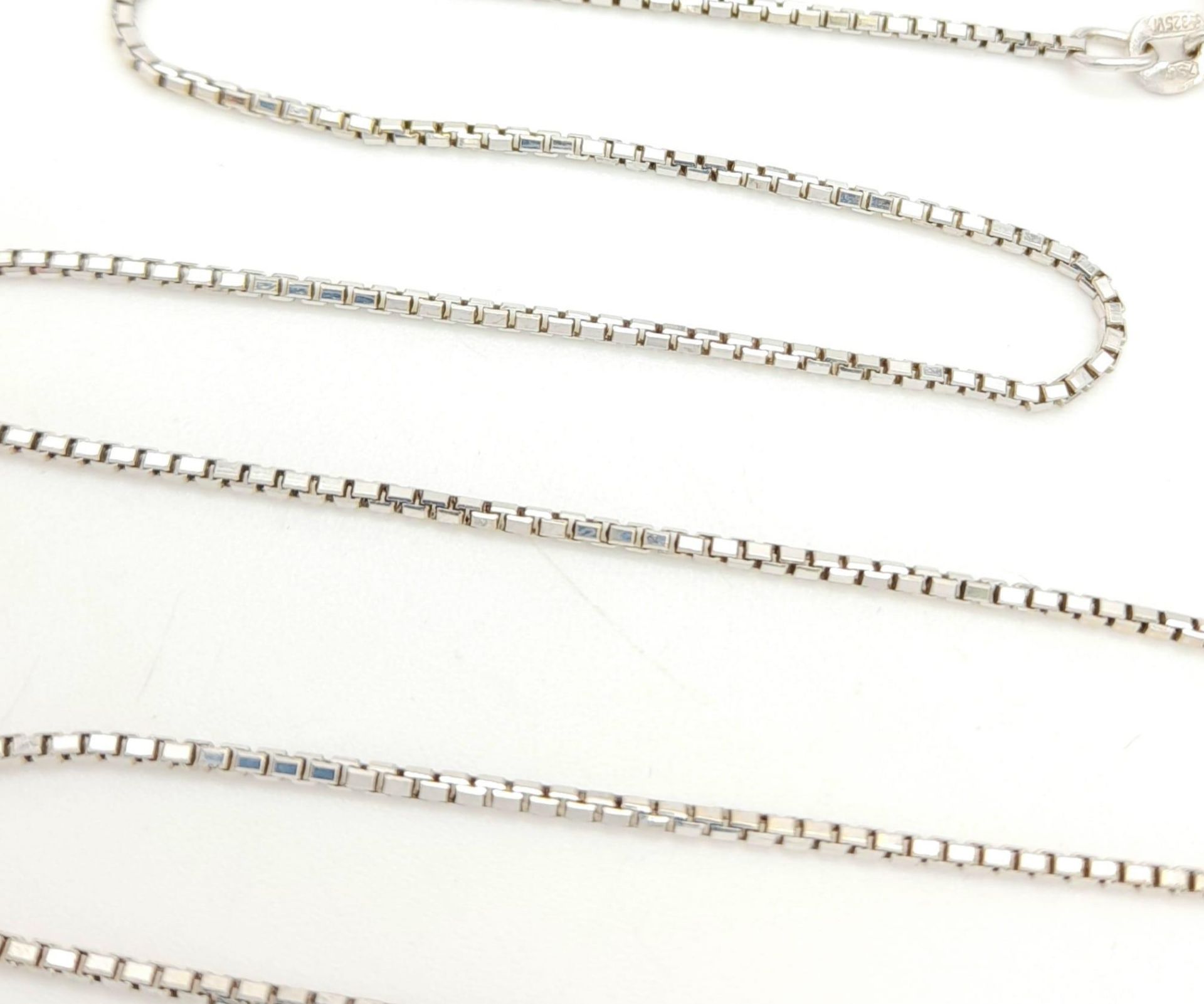 An 18K White Gold Link Necklace. Small rectangular links. 40cm. 4.56g weight. - Bild 6 aus 9