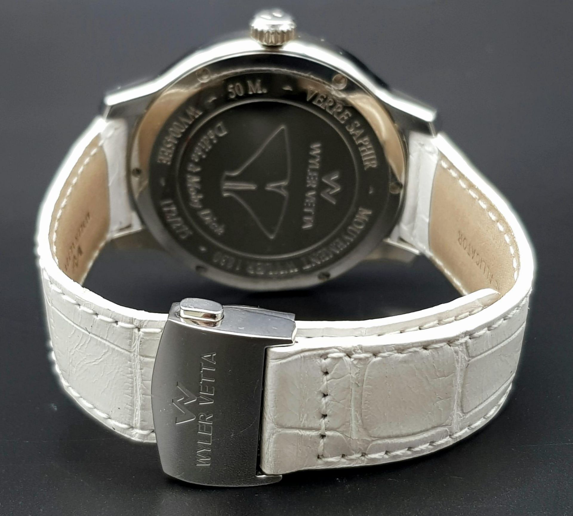 A Wyler Vetta Regulateur Quartz Gents Watch. White leather strap. Stainless steel case - 44mm. White - Bild 4 aus 10