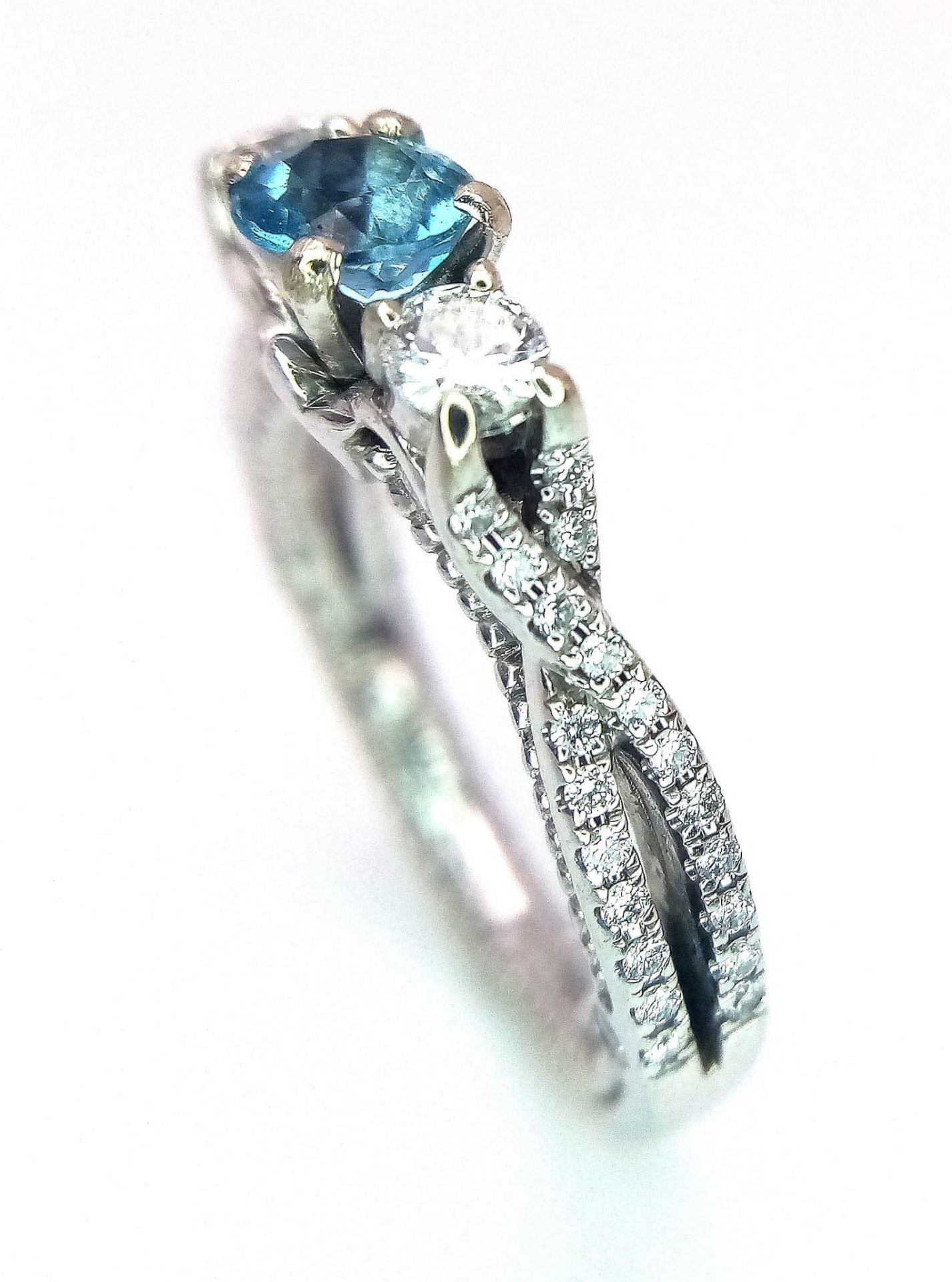 A STUNNING 18K WHITE GOLD DIAMOND & TOPAZ TRILOGY RING, APPROX 0.40CT TOPAZ CENTRE AND 0.45CT - Image 4 of 8