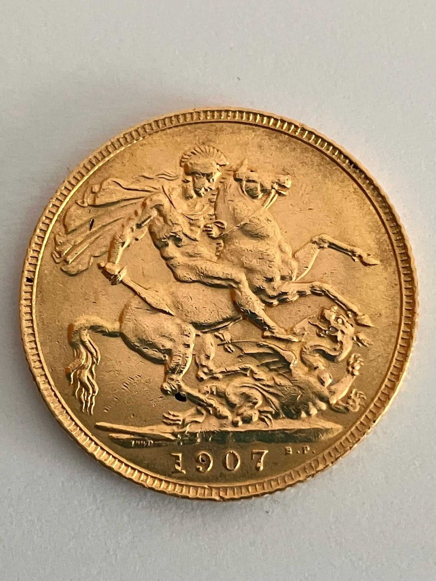 1907 GOLD SOVEREIGN. Very fine condition. Probably extra fine with a gentle clean. Please see
