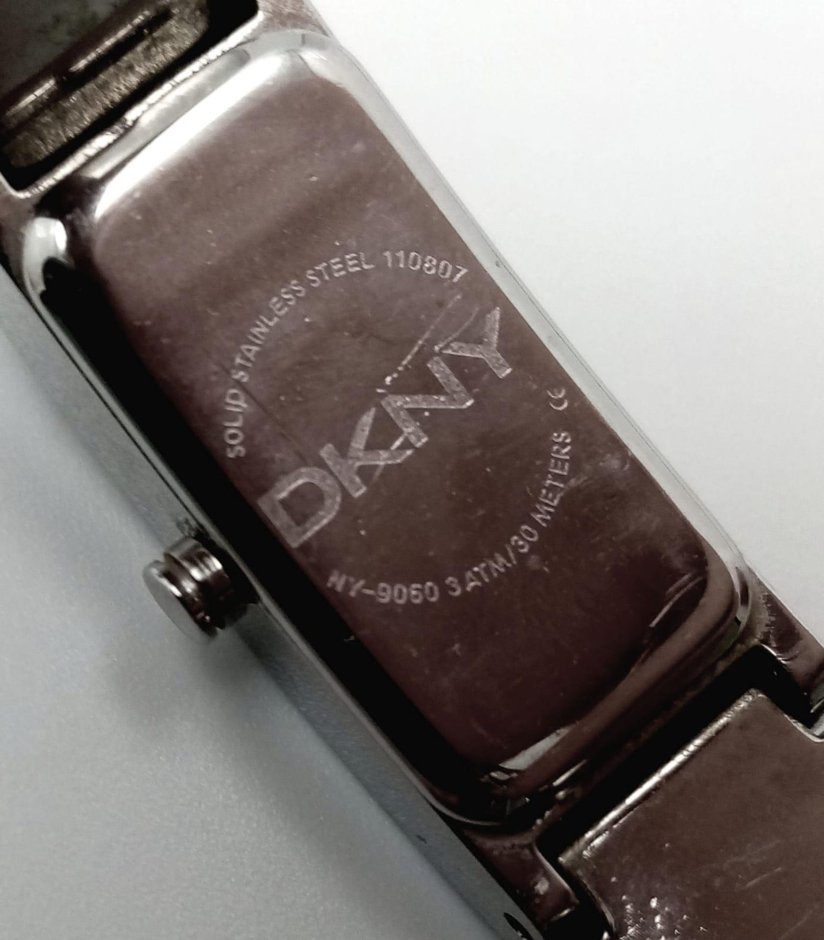A Designer DKNY Ladies Quartz Watch. Stainless steel bracelet and case - 15mm. Black dial with - Bild 5 aus 6