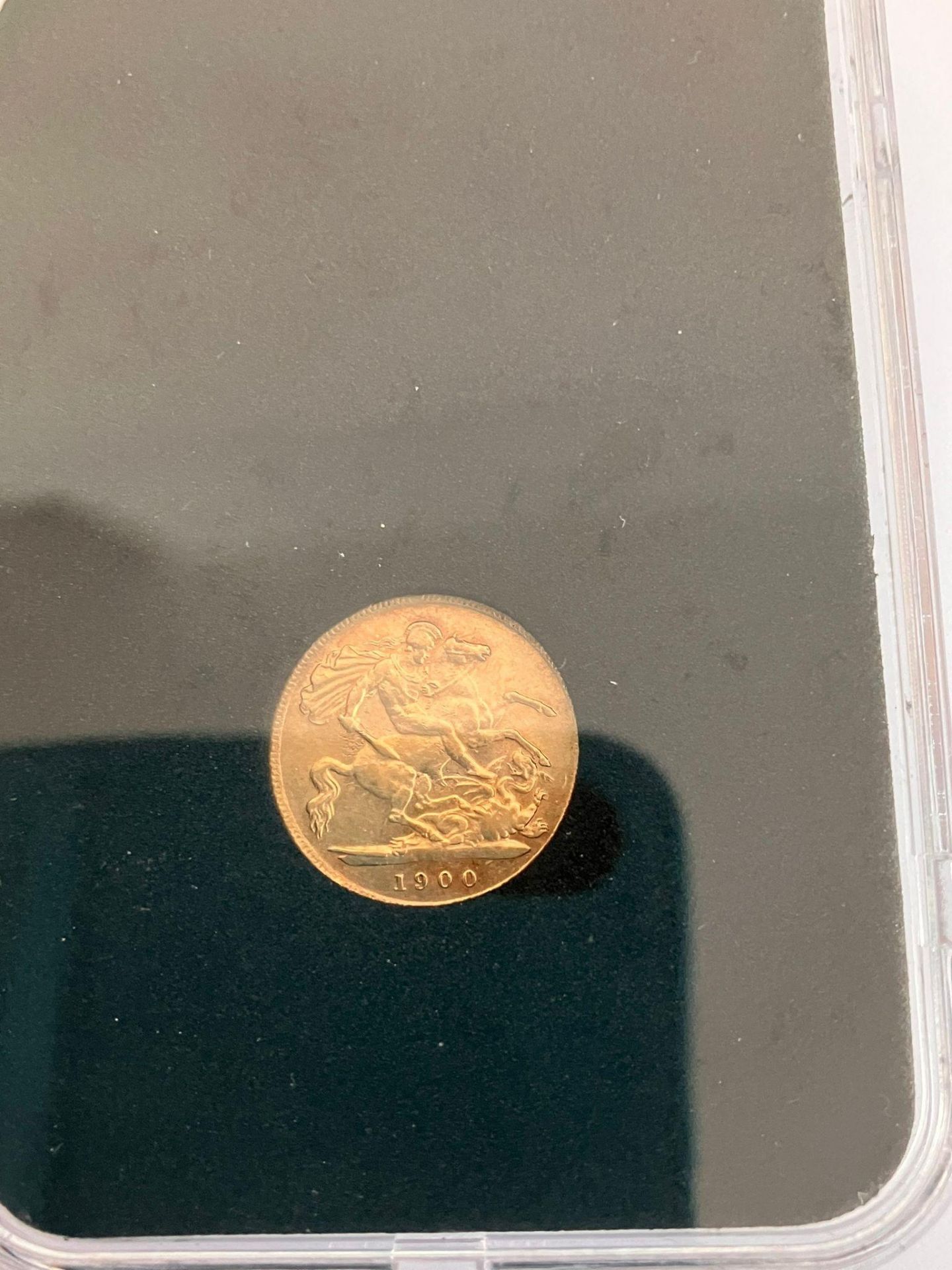 1900 GOLD HALF SOVEREIGN. Very fine condition. Complete with display case. - Image 3 of 3