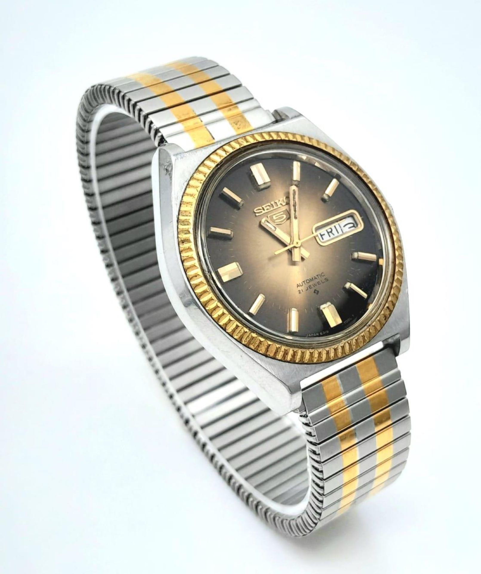 A Vintage Seiko 5 Automatic Gents Watch. Two tone stainless steel bracelet and case - 37mm. Metallic - Image 3 of 5