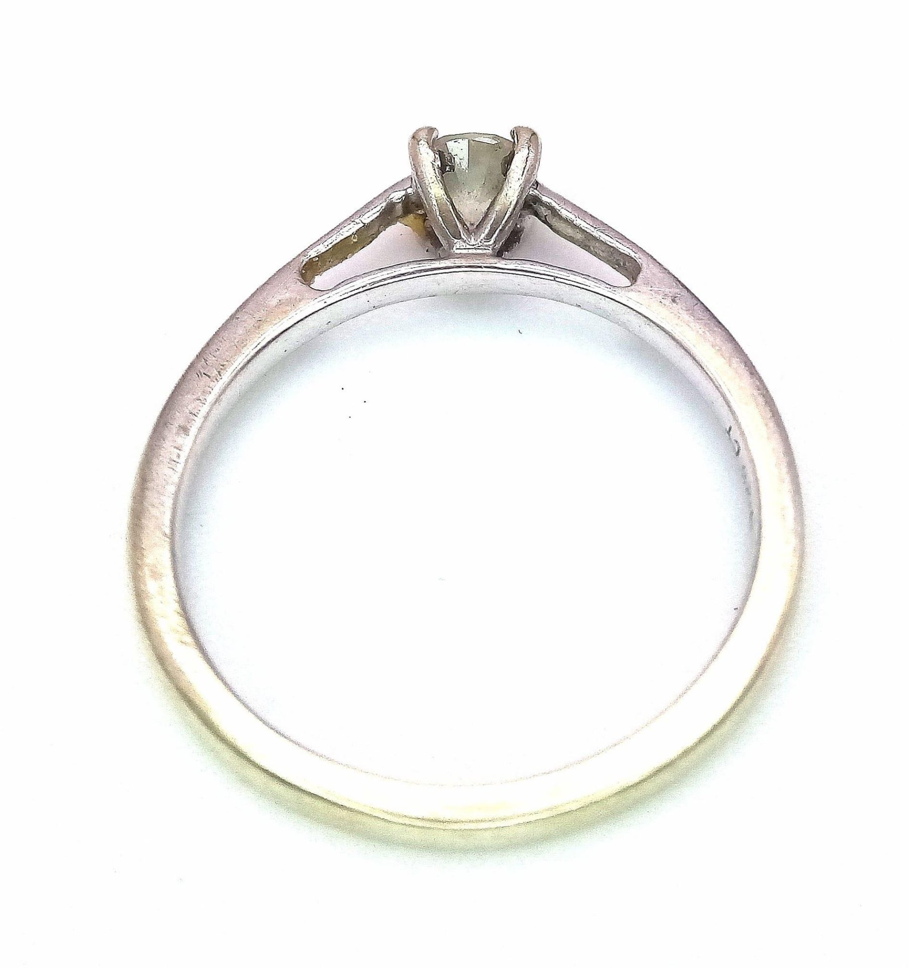 A 9K WHITE GOLD DIAMOND SOLITAIRE RING . 1.4gms size I - Bild 4 aus 5