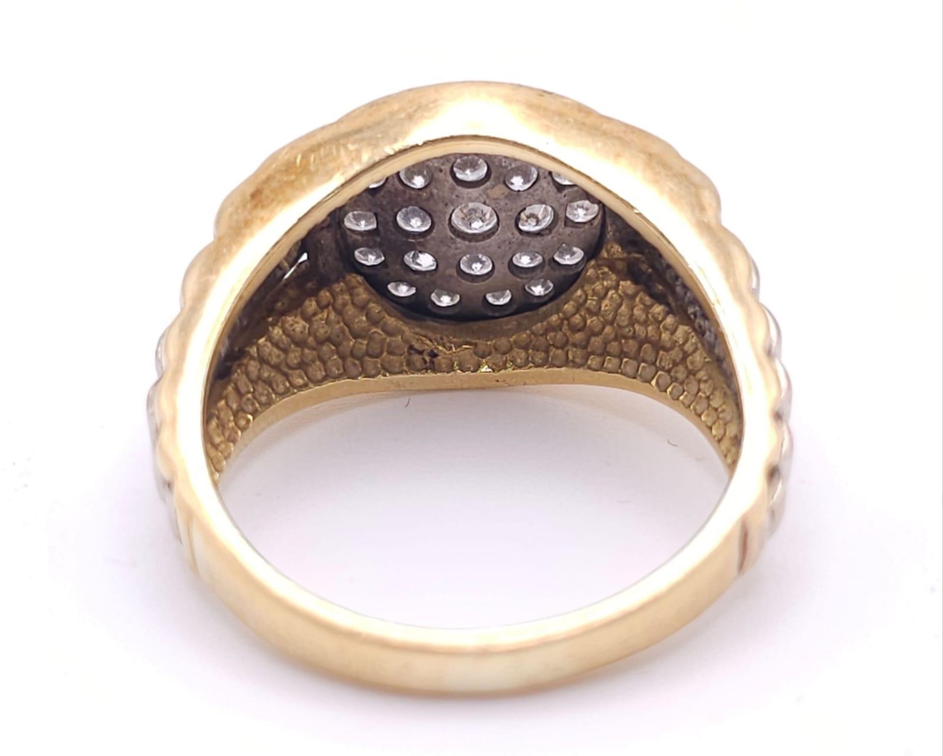 AN IMPRESSIVE 18K 2 COLOUR GOLD DIAMOND SET RING INSPIRED BY THE ROLEX DESIGN, APPROX 0.50CT - Bild 8 aus 13