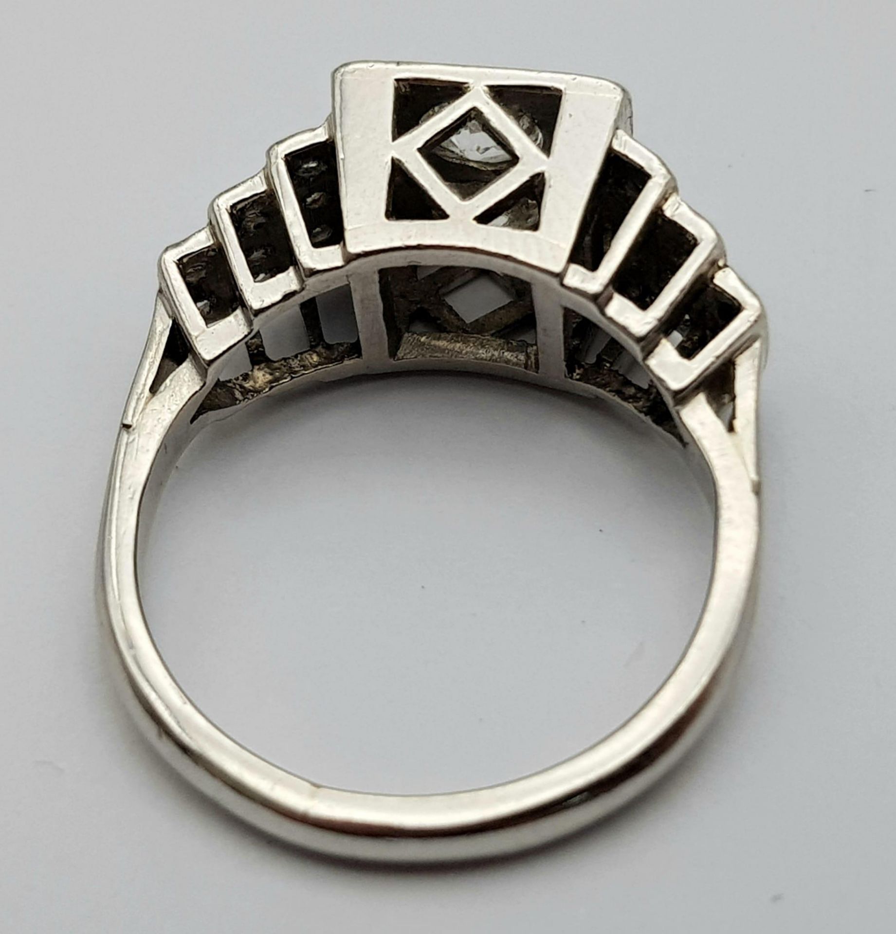 A VINTAGE PLATINUM DIAMOND RING, APPROX 0.65CT DIAMONDS TOTAL, WEIGHT 6.8G SIZE M - Image 6 of 9