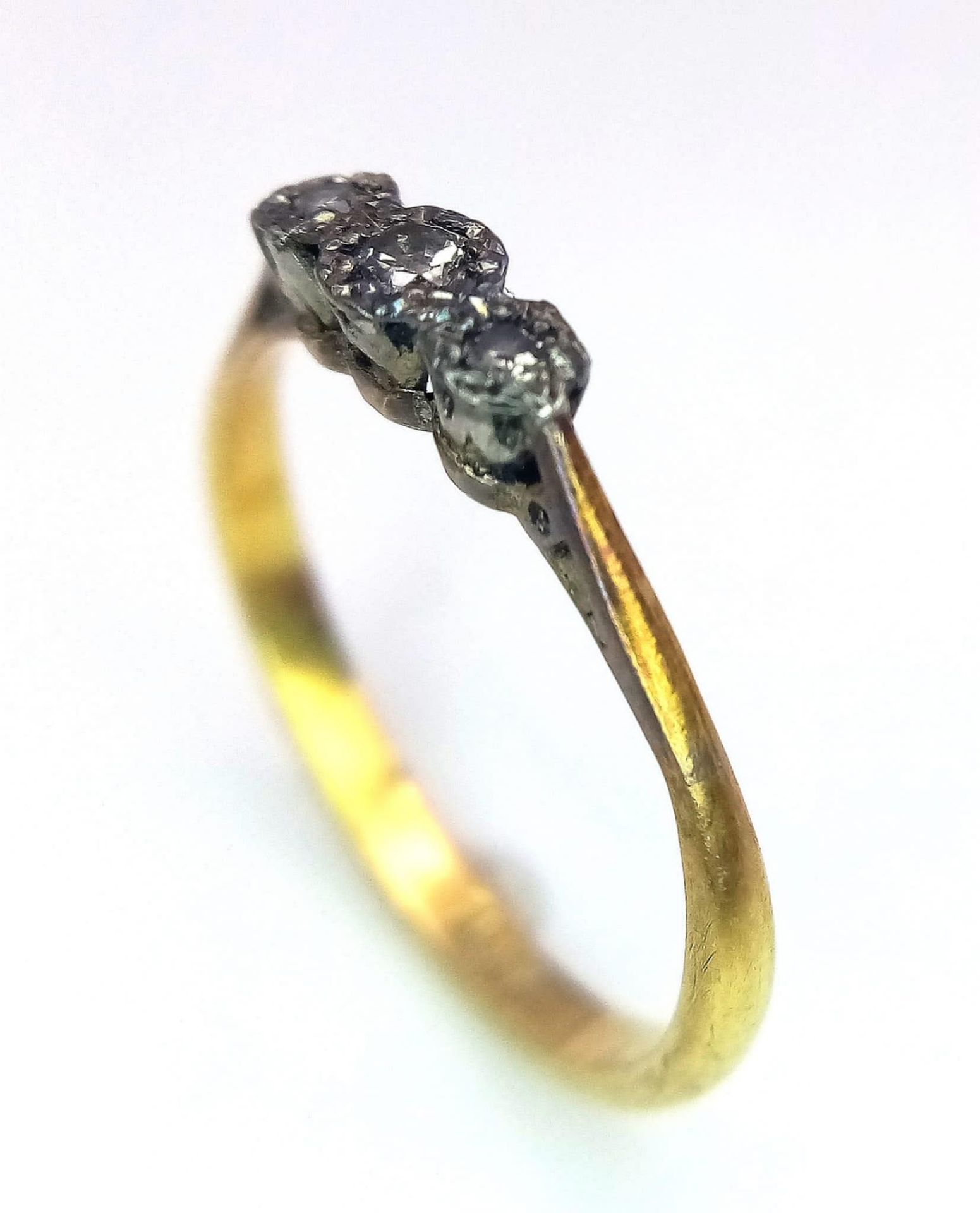 AN ANTIQUE 18K GOLD 3 DIAMOND RING . 2.3gms size P - Bild 3 aus 6