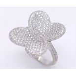 A show stopping 18 K white gold ring with a large pave diamond butterfly top, size: P, weight: 8 g