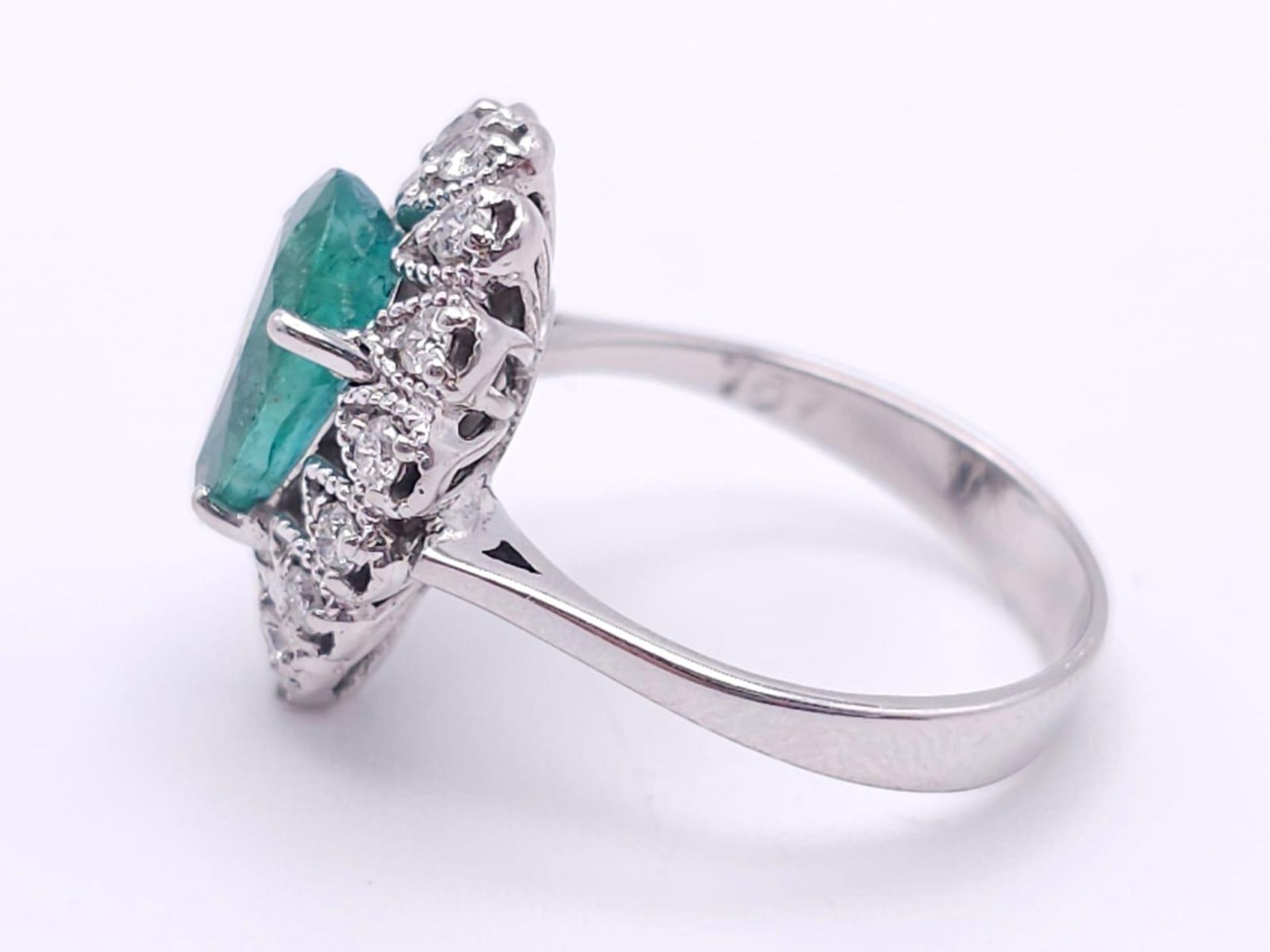 An 18K White Gold Diamond and Emerald Ring. 1ct central teardrop emerald with a 1ctw brilliant round - Image 4 of 7