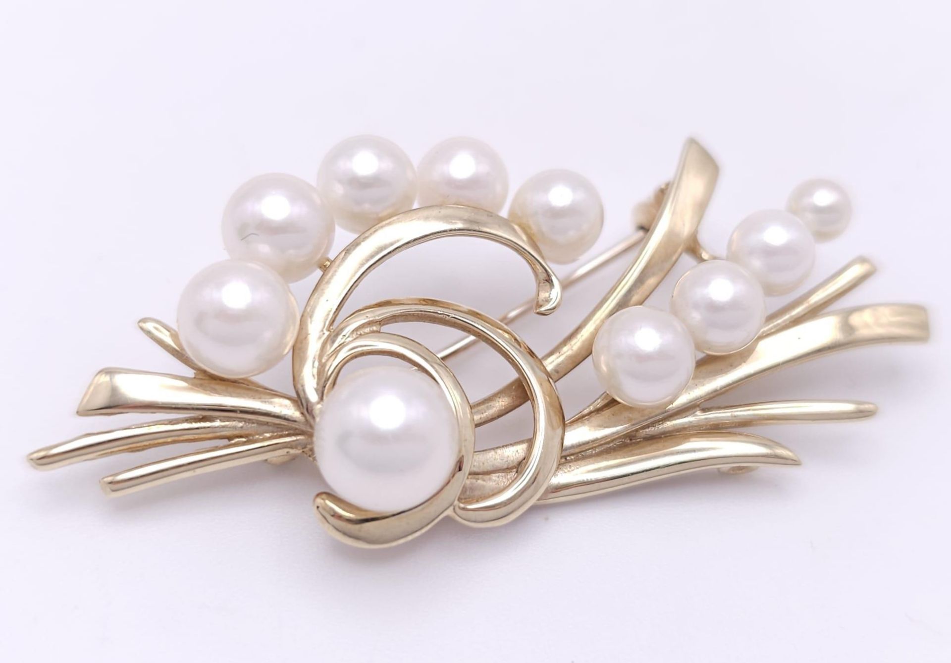 A 9k Yellow Gold and Pearl Decorative Floral Brooch. 5cm. 8g weight - Image 10 of 23