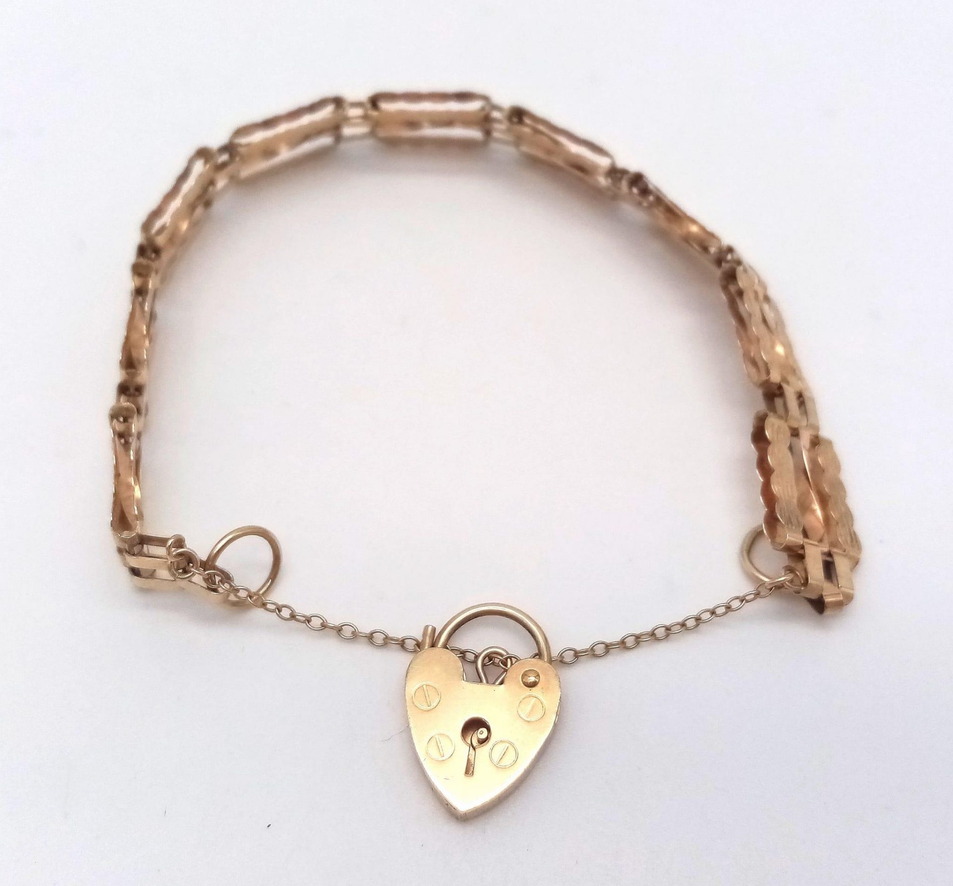 AN ANTIQUE 9K GOLD NICELY PATTERNED GATE BRACELET WITH HEART PADLOCK AND SAFETY CHAIN . 8.1gms - Bild 4 aus 9