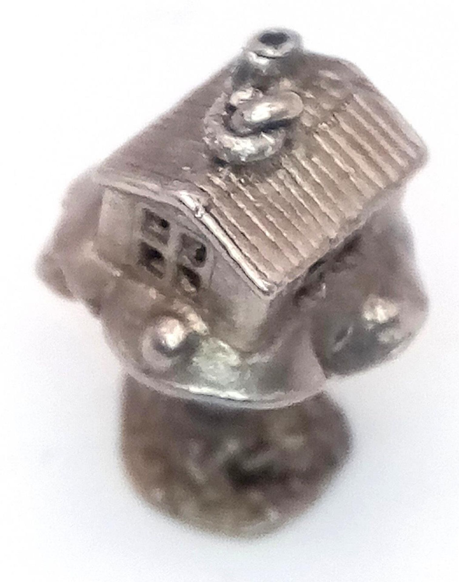 A VINTAGE STERLING SILVER TREE HOUSE CHARM, WHICH OPENS TO REVEAL A WIZARD INSIDE, WEIGHT 4G - Image 4 of 4