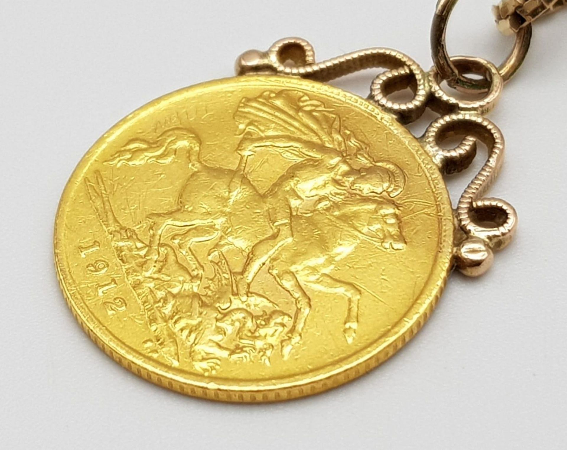 A 22K GOLD HALF SOVEREIGN MOUNTED IN 9K GOLD AND ON A 60cms 9K GOLD BOXLINK CHAIN . 10.4gms - Image 5 of 7