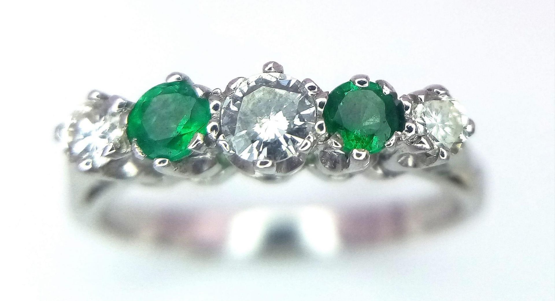 18K WHITE GOLD DIAMOND & EMERALD 5 STONE SET RING, APPROX 0.40CT DIAMONDS. WEIGHT 3G SIZE N - Bild 2 aus 9