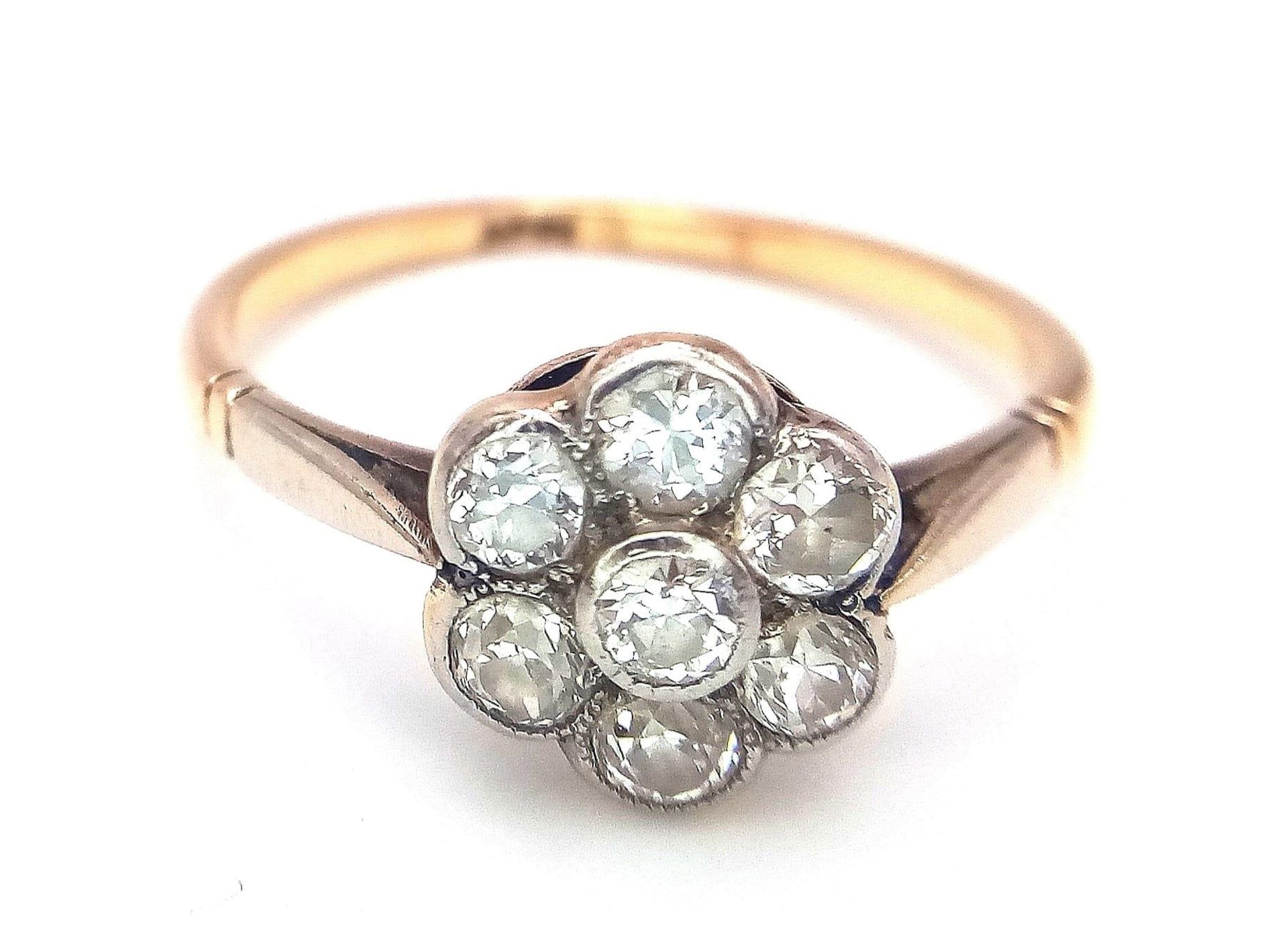 A Vintage 18K Yellow Gold Diamond Ring. Seven round cut diamonds in a floral shape. Size P. 2.52g - Bild 8 aus 19