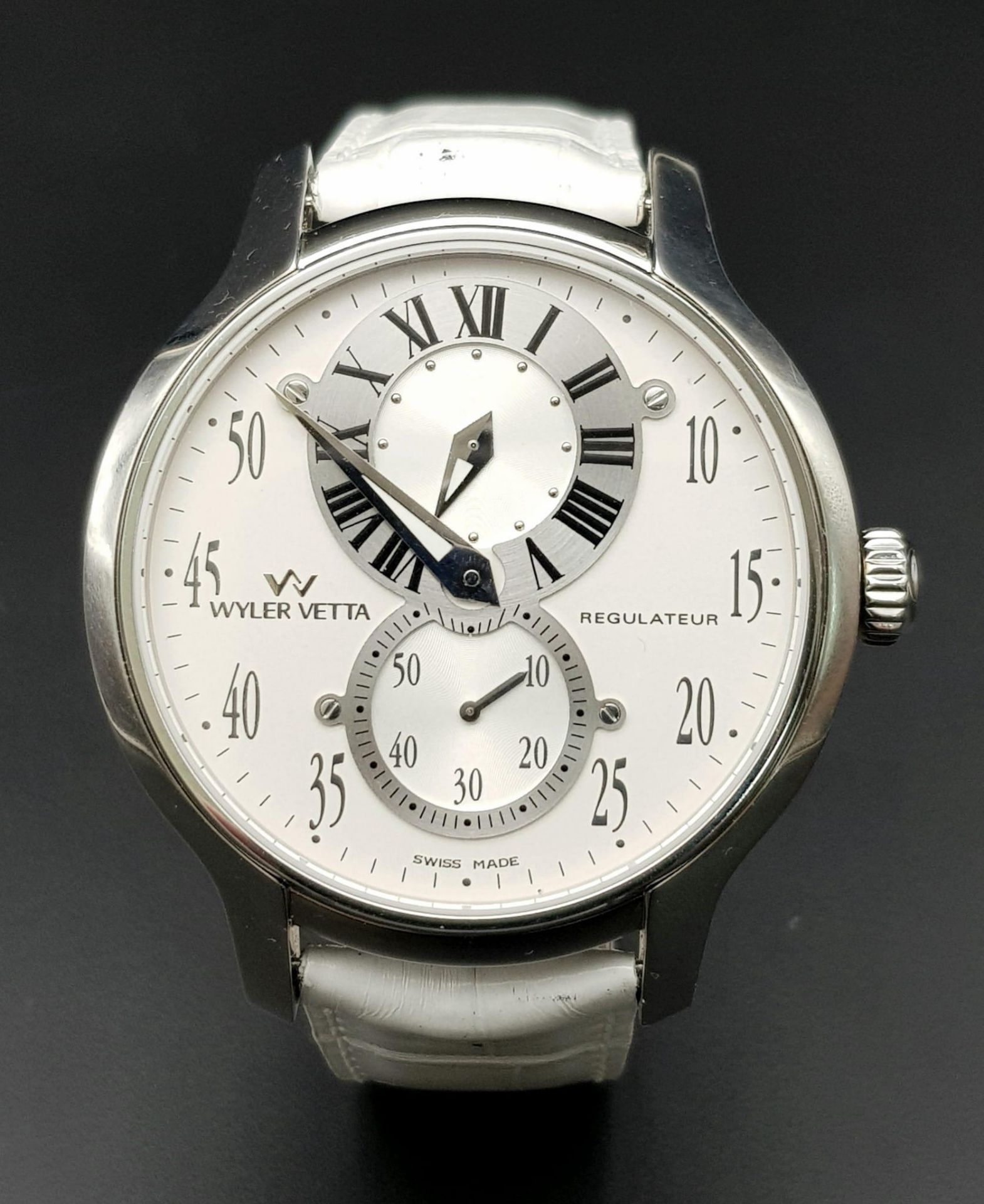 A Wyler Vetta Regulateur Quartz Gents Watch. White leather strap. Stainless steel case - 44mm. White - Bild 2 aus 10