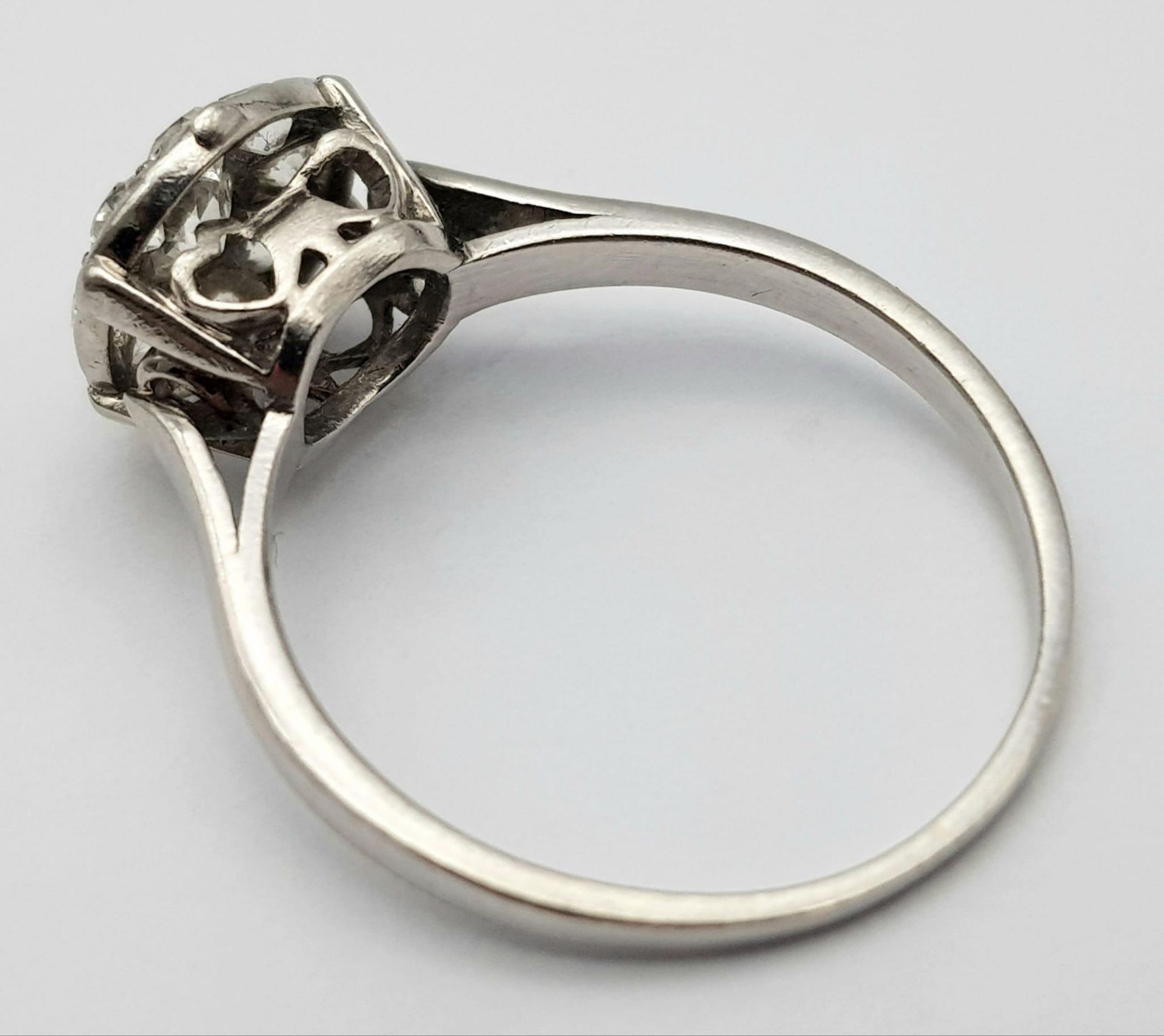 A LOVELY PLATINUM VINTAGE DIAMOND RING WITH APPROX 1.10CT OLD CUT DIAMONDS, WEIGHT 3.6G SIZE O - Image 8 of 9