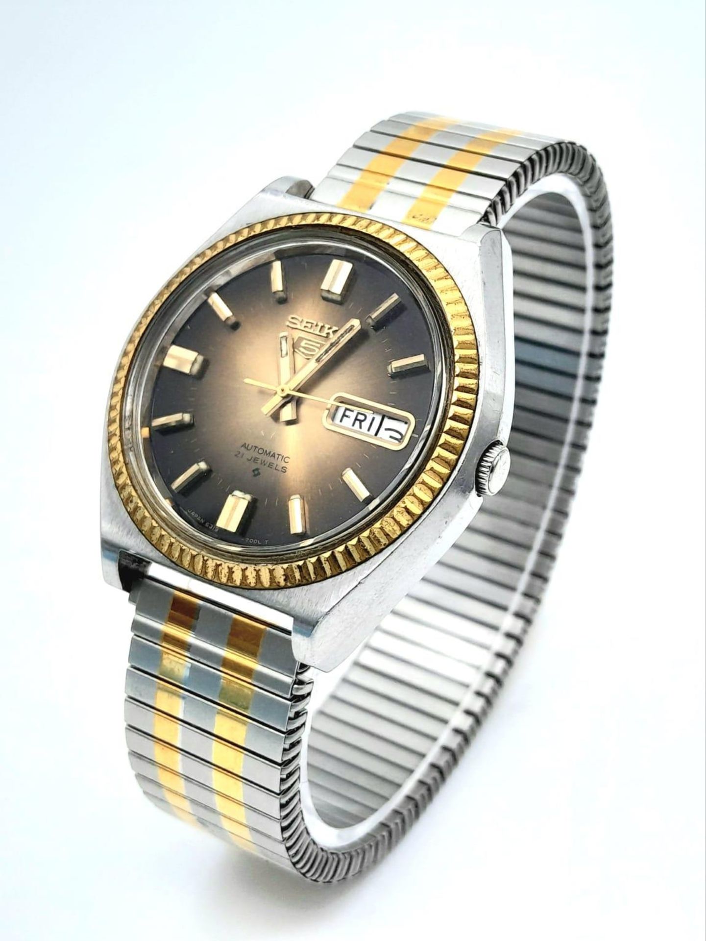 A Vintage Seiko 5 Automatic Gents Watch. Two tone stainless steel bracelet and case - 37mm. Metallic