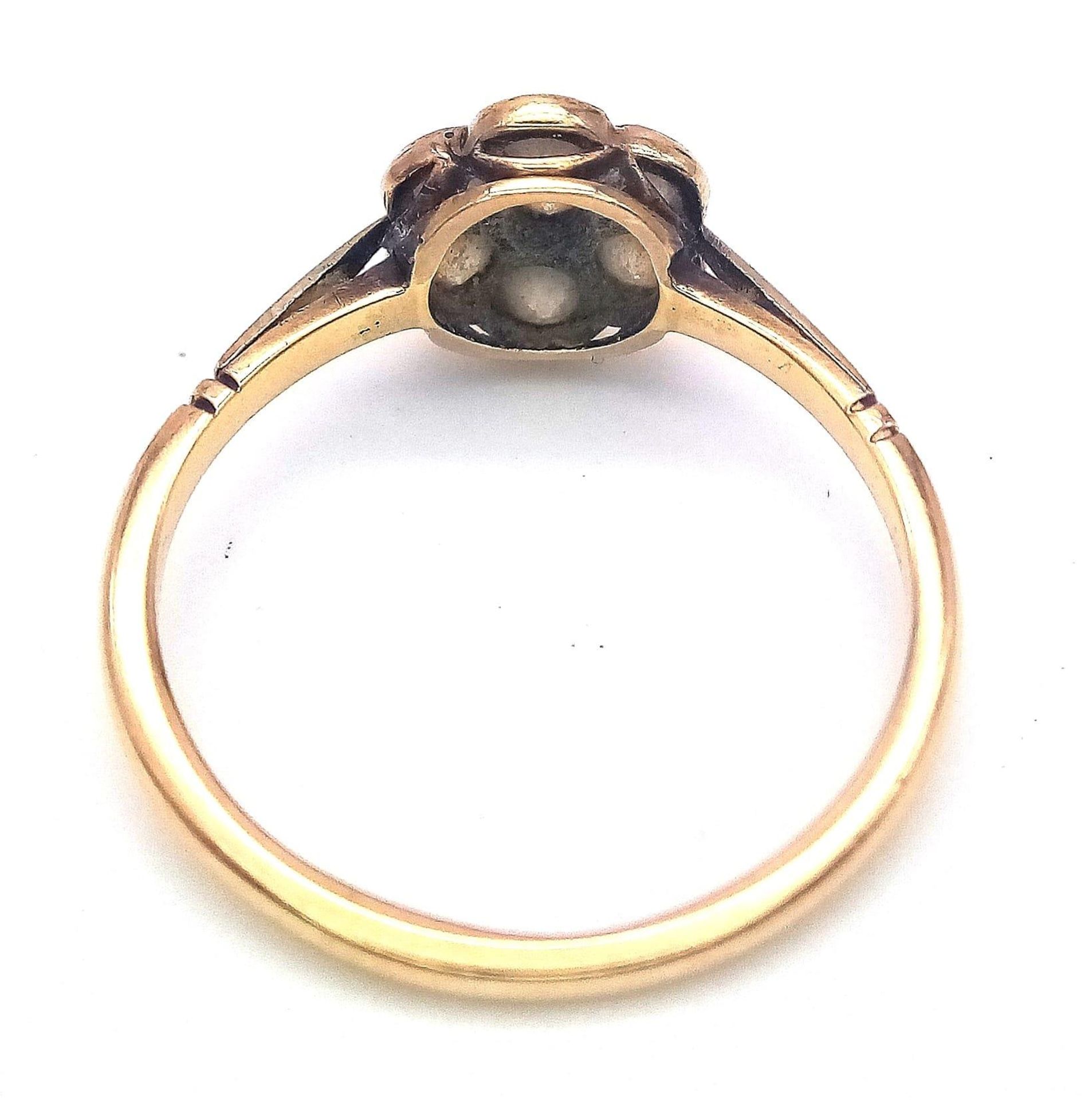 A Vintage 18K Yellow Gold Diamond Ring. Seven round cut diamonds in a floral shape. Size P. 2.52g - Image 13 of 19