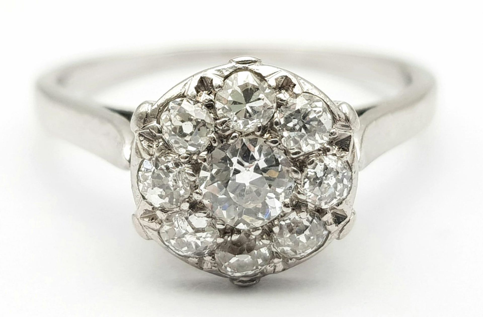 A LOVELY PLATINUM VINTAGE DIAMOND RING WITH APPROX 1.10CT OLD CUT DIAMONDS, WEIGHT 3.6G SIZE O - Image 2 of 9