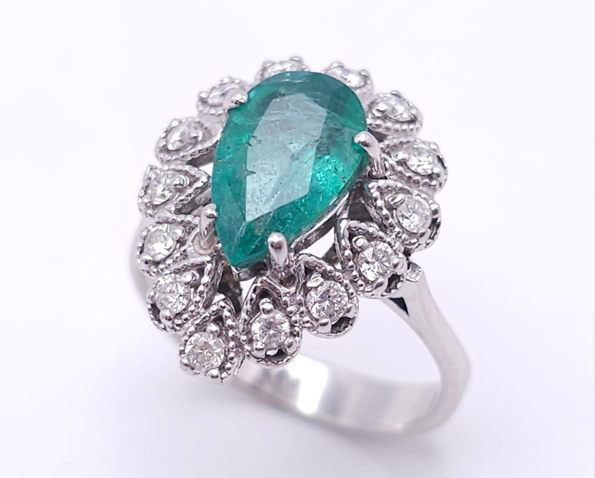 An 18K White Gold Diamond and Emerald Ring. 1ct central teardrop emerald with a 1ctw brilliant round - Image 3 of 7