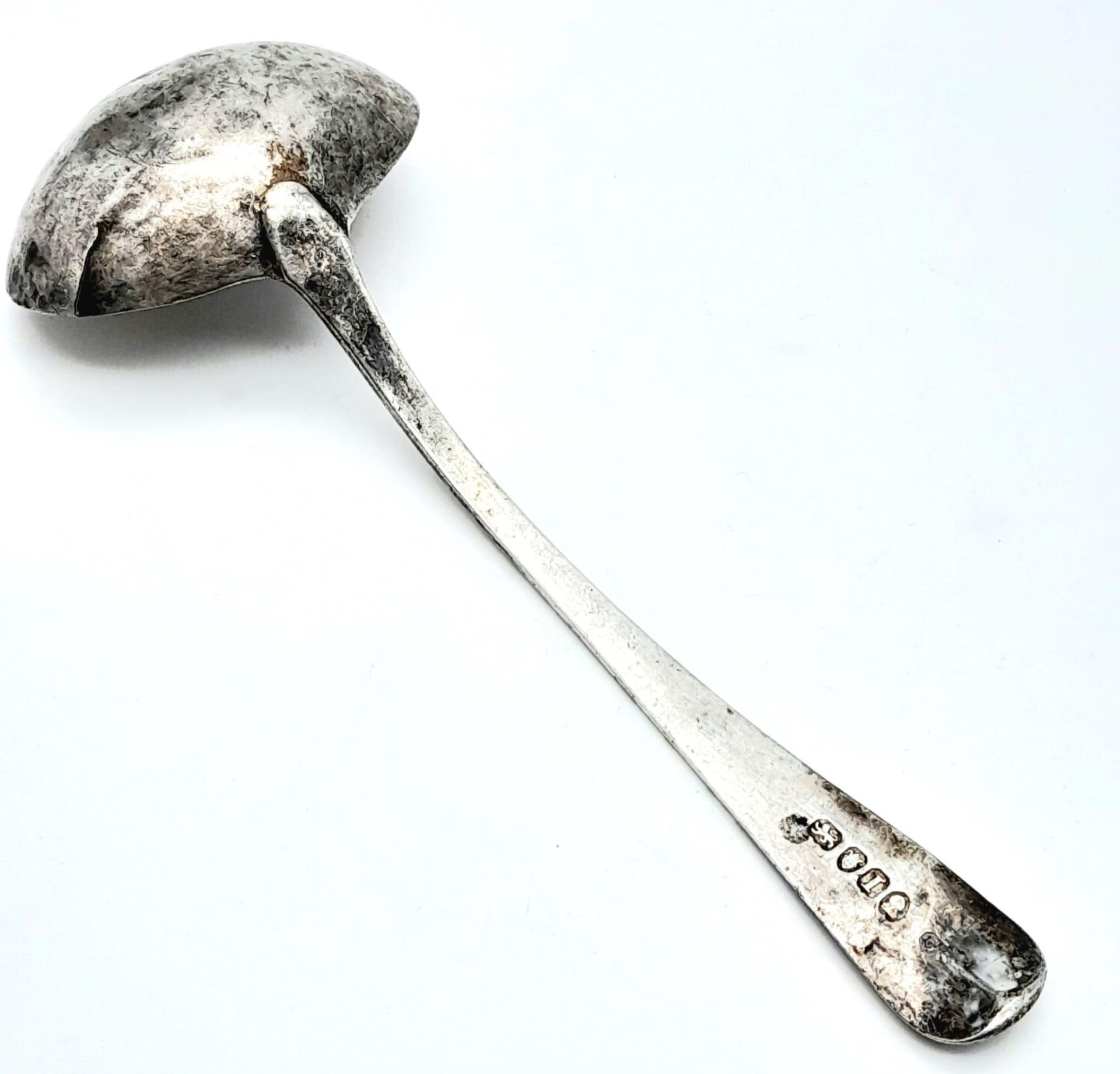 An antique Georgian sterling silver ladle with full London hallmarks, 1804. Total weight 43G. - Image 3 of 6