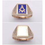 A GENTS 9K GOLD SIGNET RING WITH A HIDDEN MASONIC SYMBOL ON THE REVERSE, ENGRAVED PATTERN