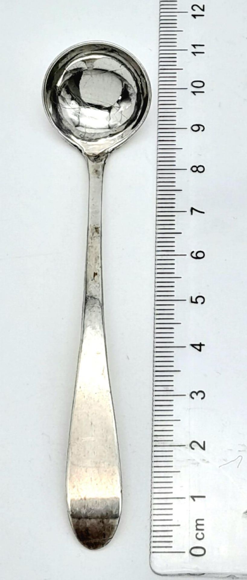 An antique sterling silver salt spoon with full Edinburgh hallmarks, 1833. Total weight 8.8G. - Image 4 of 5
