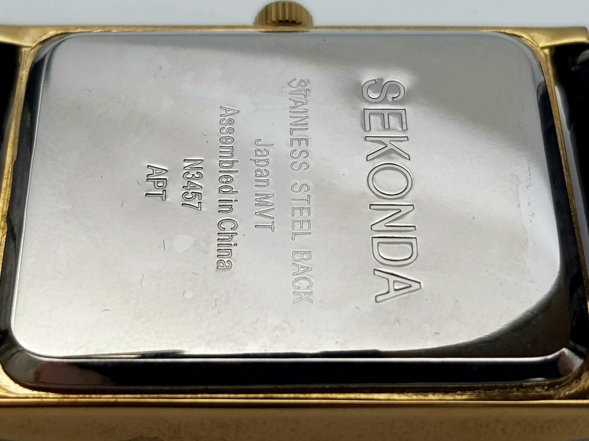 A Sekonda Diamond Gents Quartz Watch. Black leather strap. Gilded rectangular case - 32mm. Gold tone - Bild 4 aus 6
