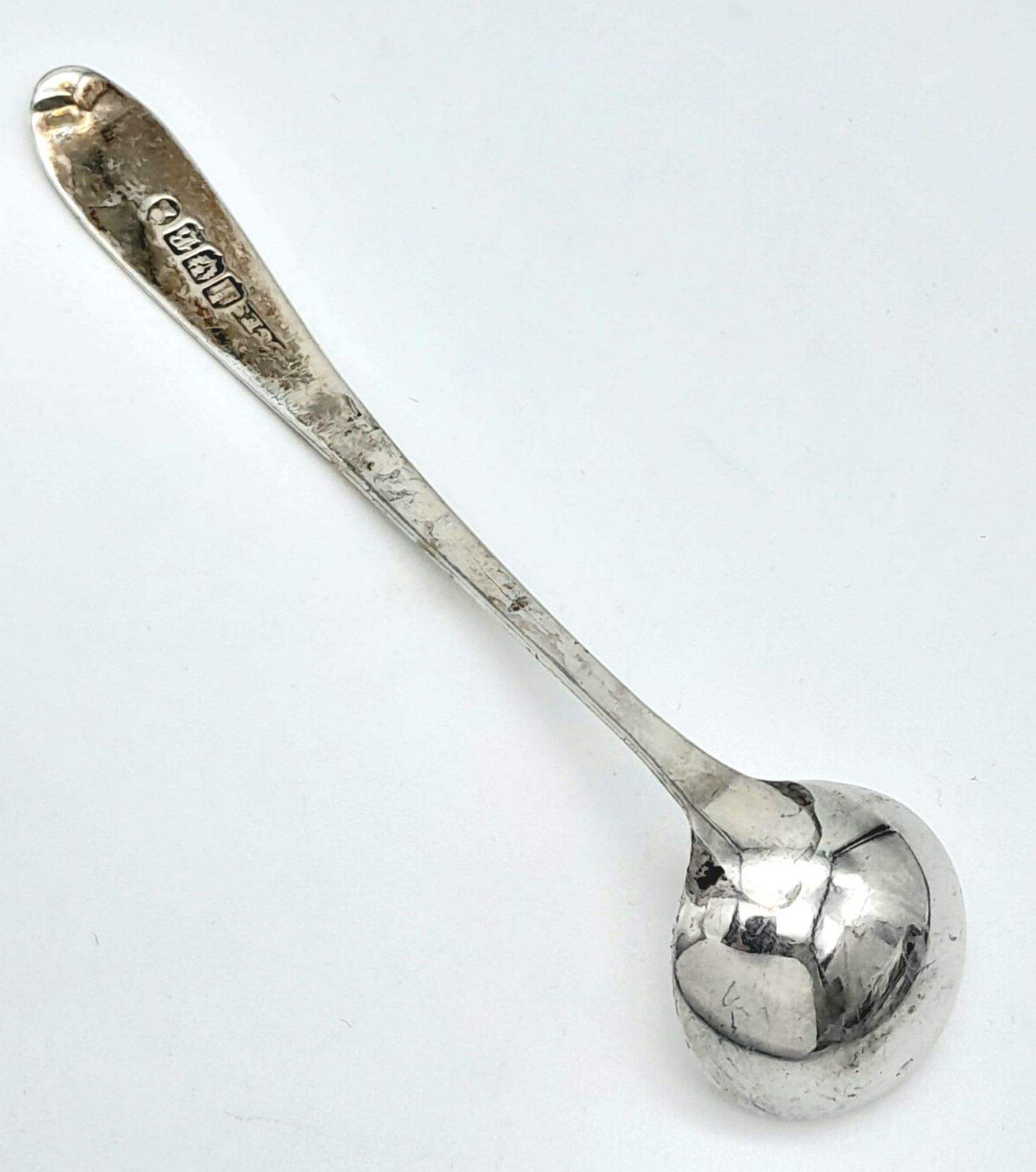 An antique sterling silver salt spoon with full Edinburgh hallmarks, 1833. Total weight 8.8G. - Image 3 of 5