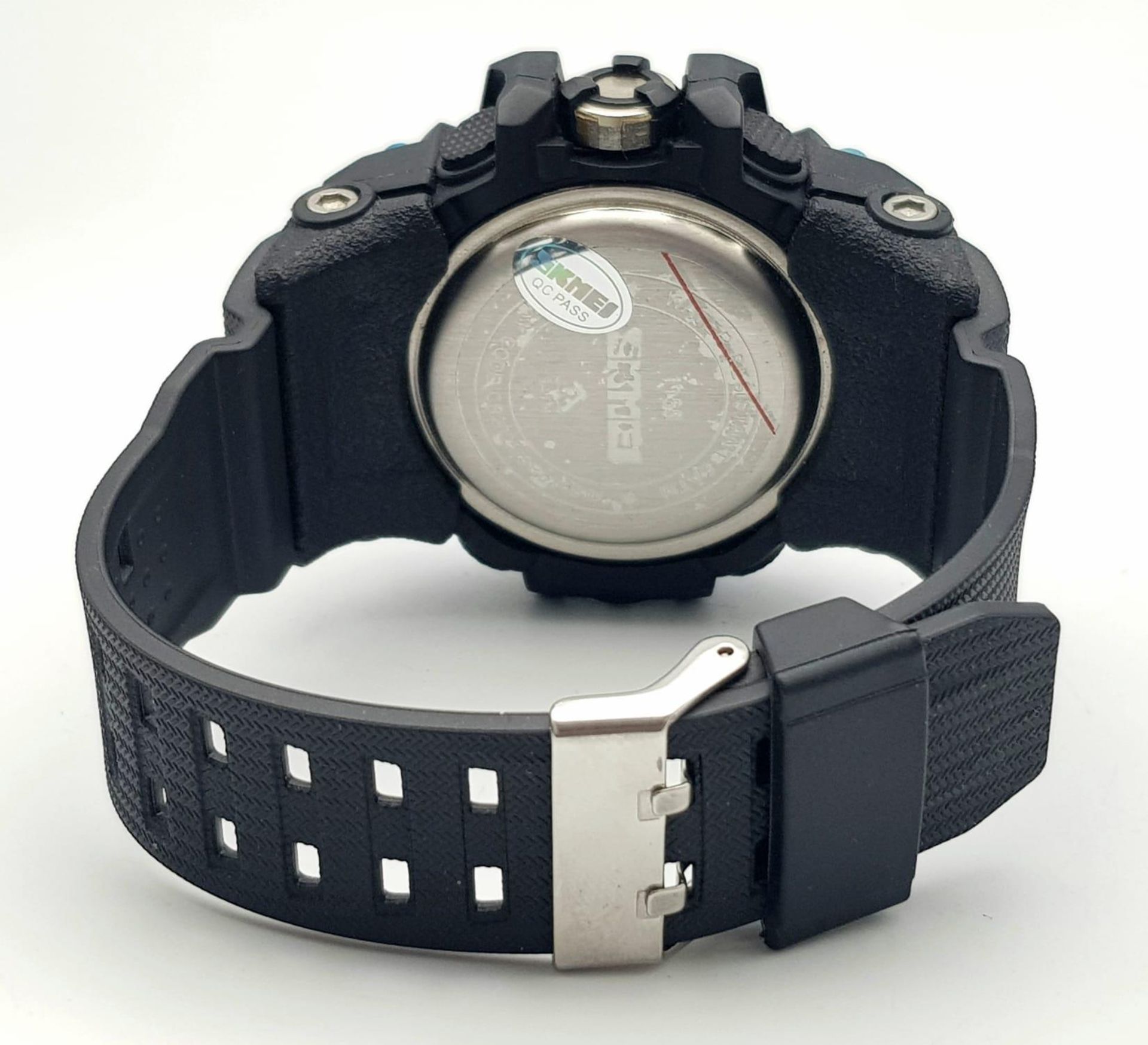 A Digital and Analogue Sports Watch by Skmei. Comes with Boxed and with Tags. Full Working Order. - Bild 5 aus 6