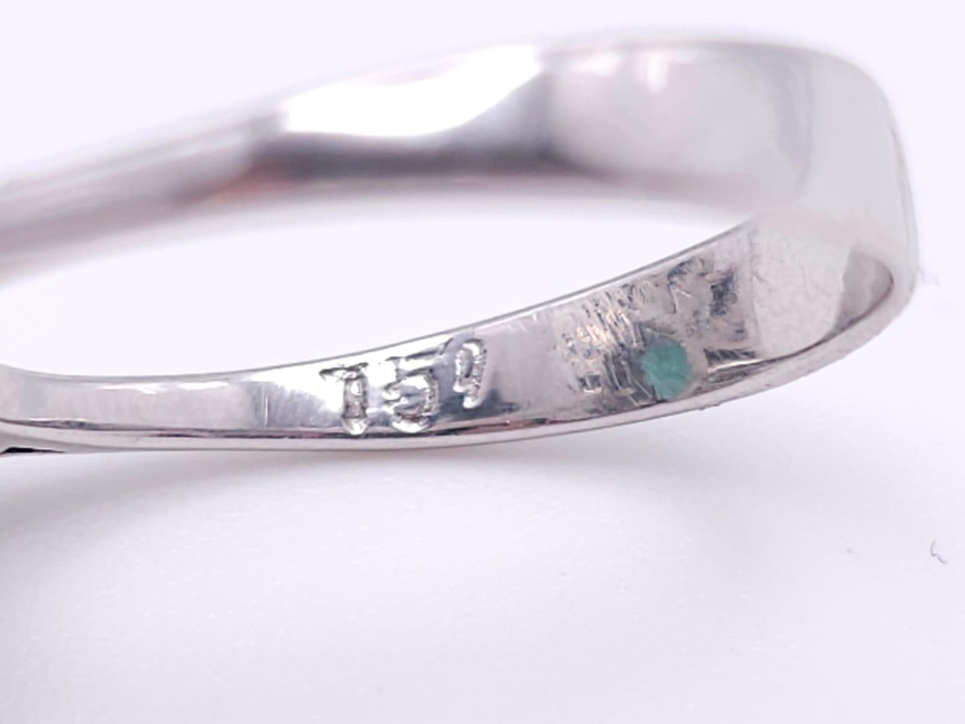 An 18K White Gold Diamond and Emerald Ring. 1ct central teardrop emerald with a 1ctw brilliant round - Image 6 of 7