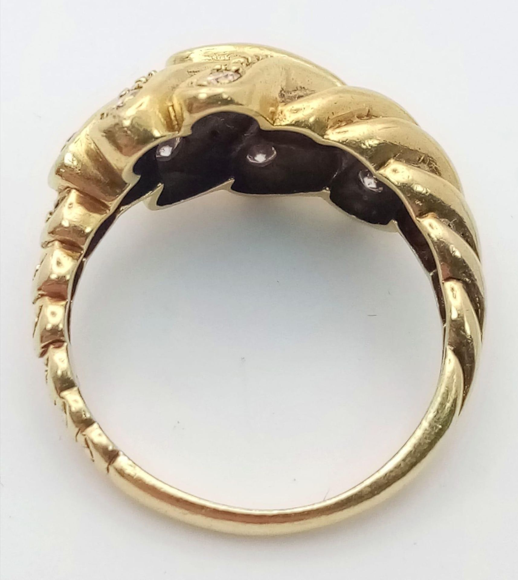 An 18 K yellow gold ring with an unusual design and eight good quality round cut diamonds. Size: - Image 3 of 4