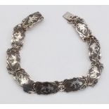 A vintage sterling silver Siam link bracelet. Total weight 9.7G. Total length 18cm.