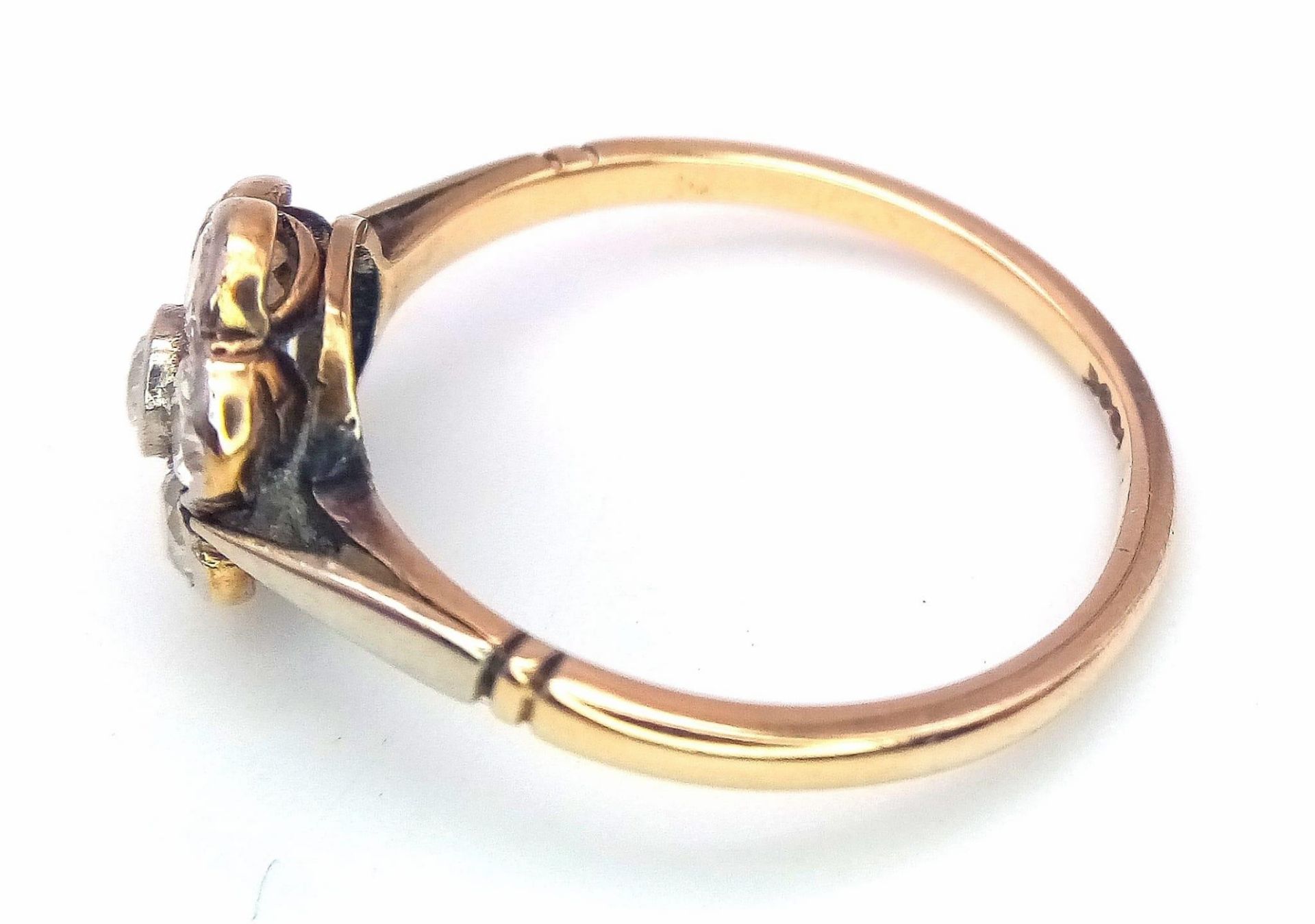 A Vintage 18K Yellow Gold Diamond Ring. Seven round cut diamonds in a floral shape. Size P. 2.52g - Bild 10 aus 19