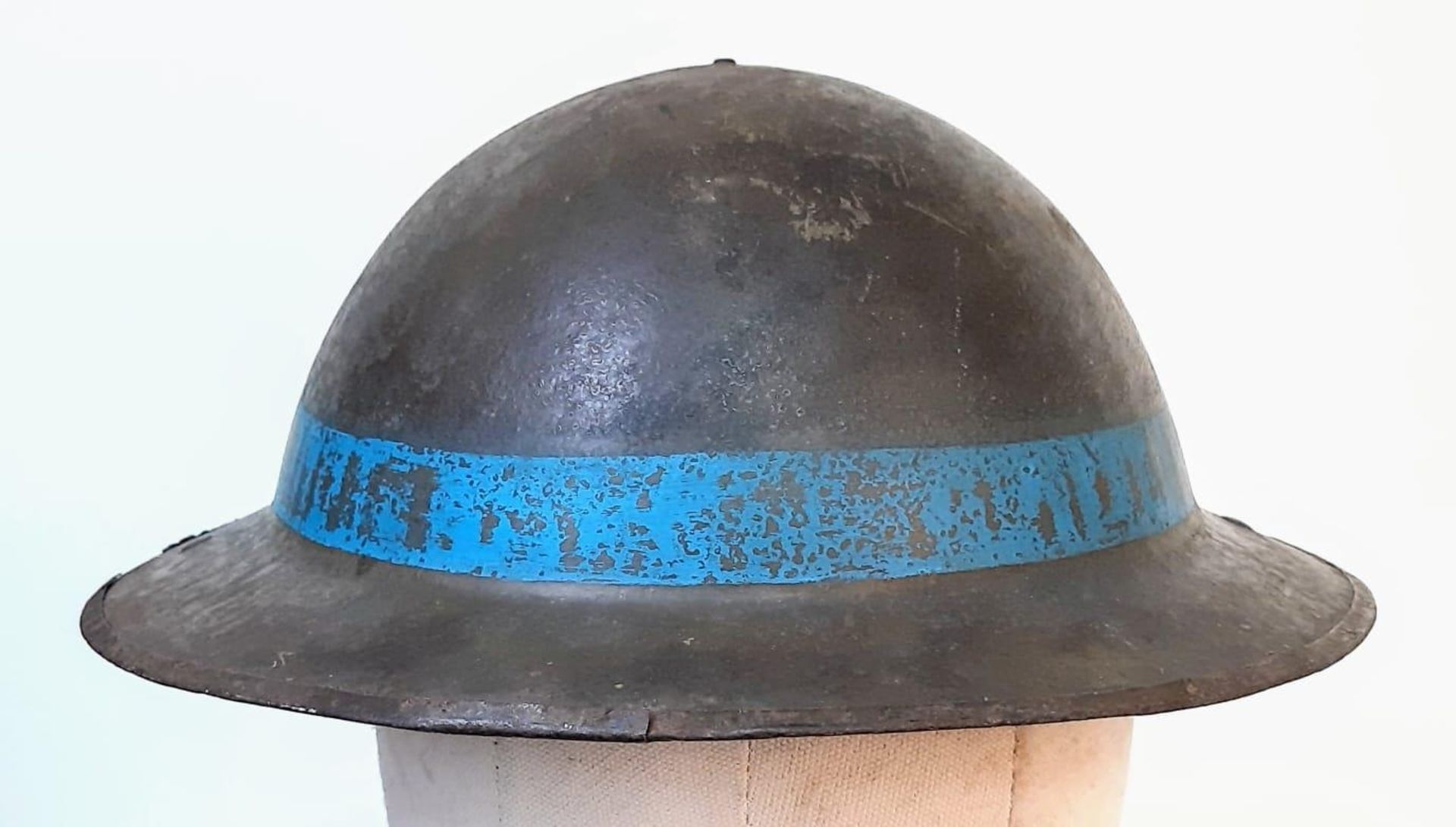 WW1 British Brodie Helmet with Blue Band for the 1st Bn East Yorks circa 1918. Lots of the - Image 3 of 7