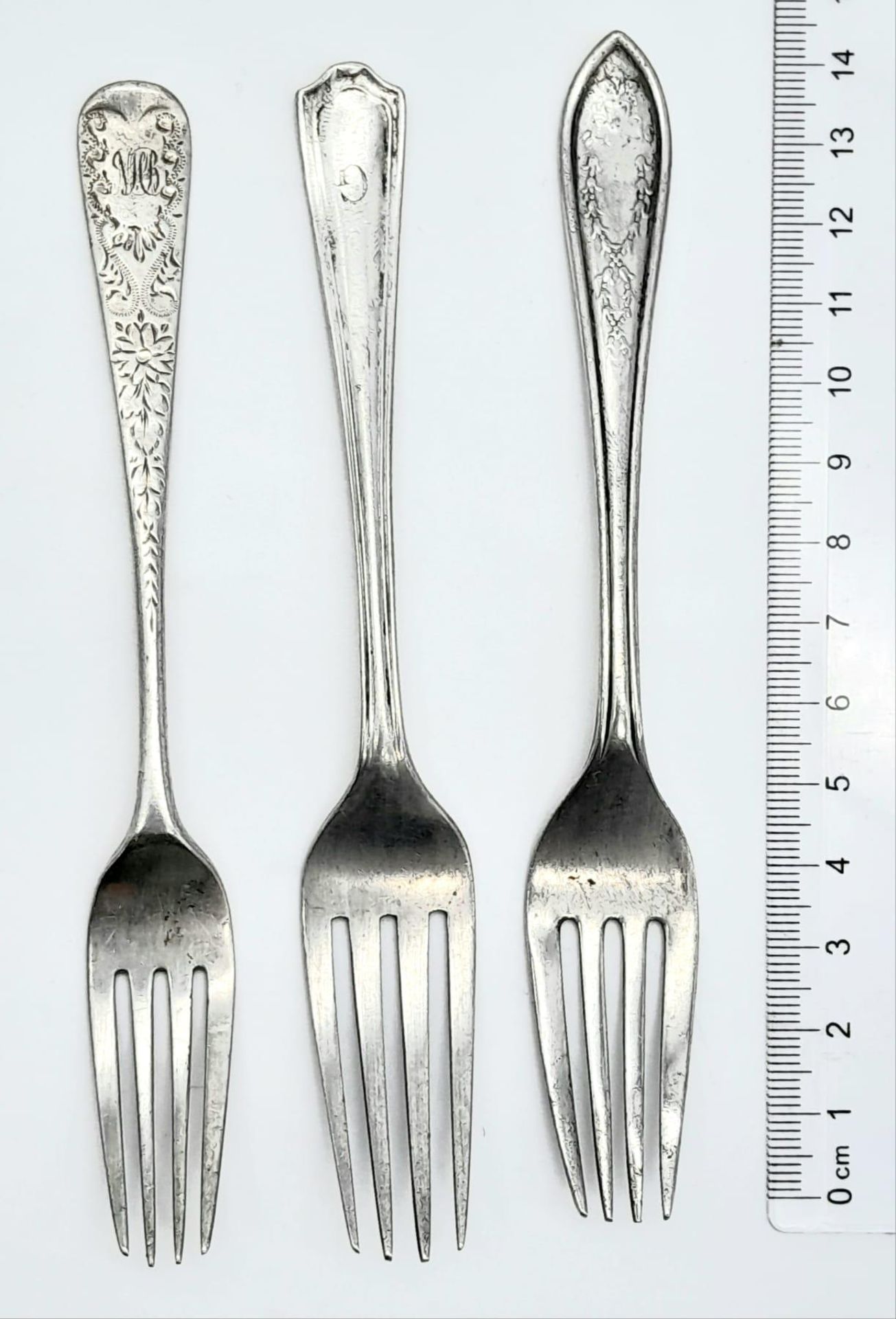An antique eclectic collection of sterling silver forks with different designs. Come with full - Image 5 of 6