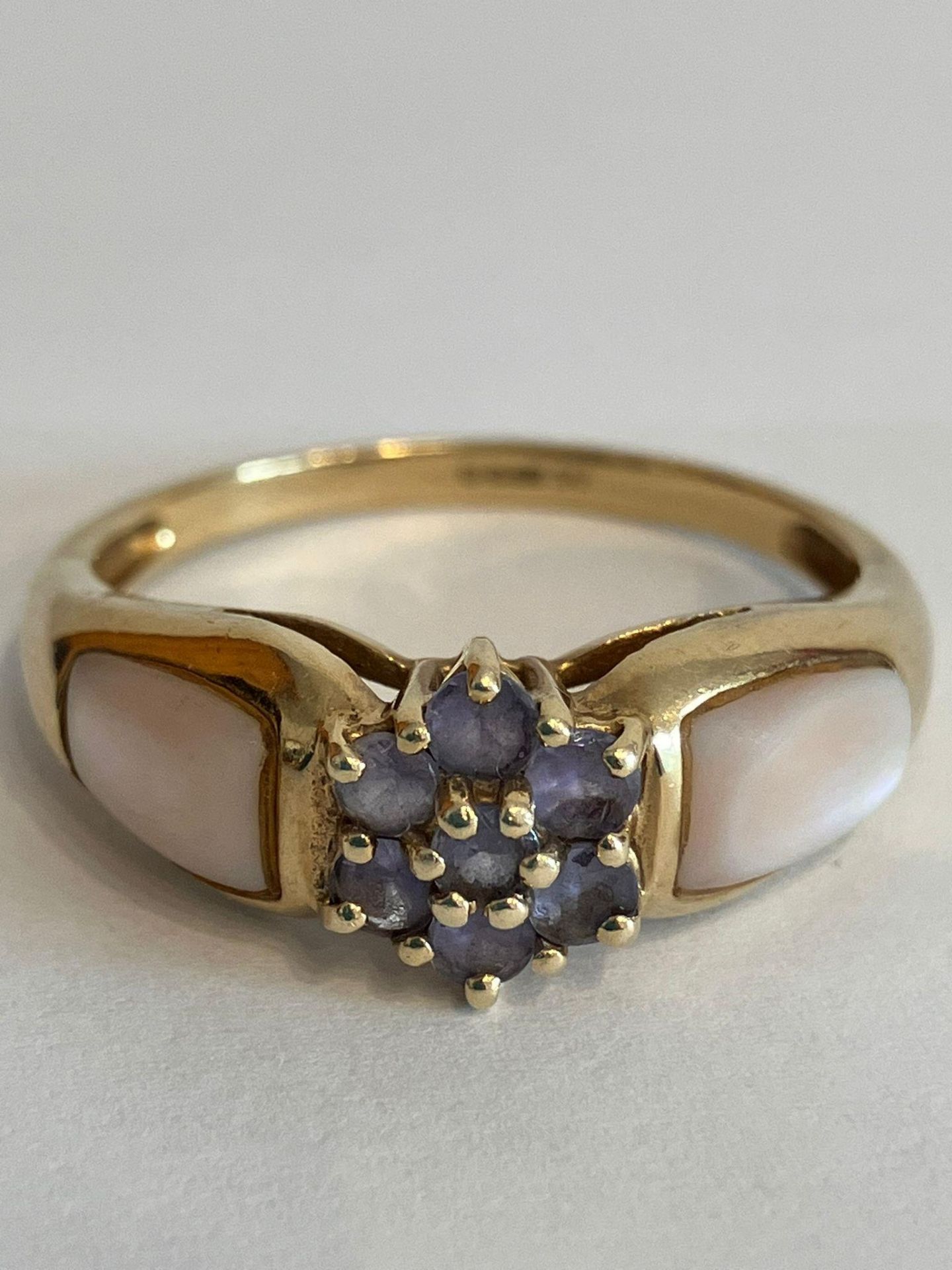 Magnificent 9 carat GOLD and TANZANITE RING with Mother of pearl detail shoulders. Full UK hallmark.